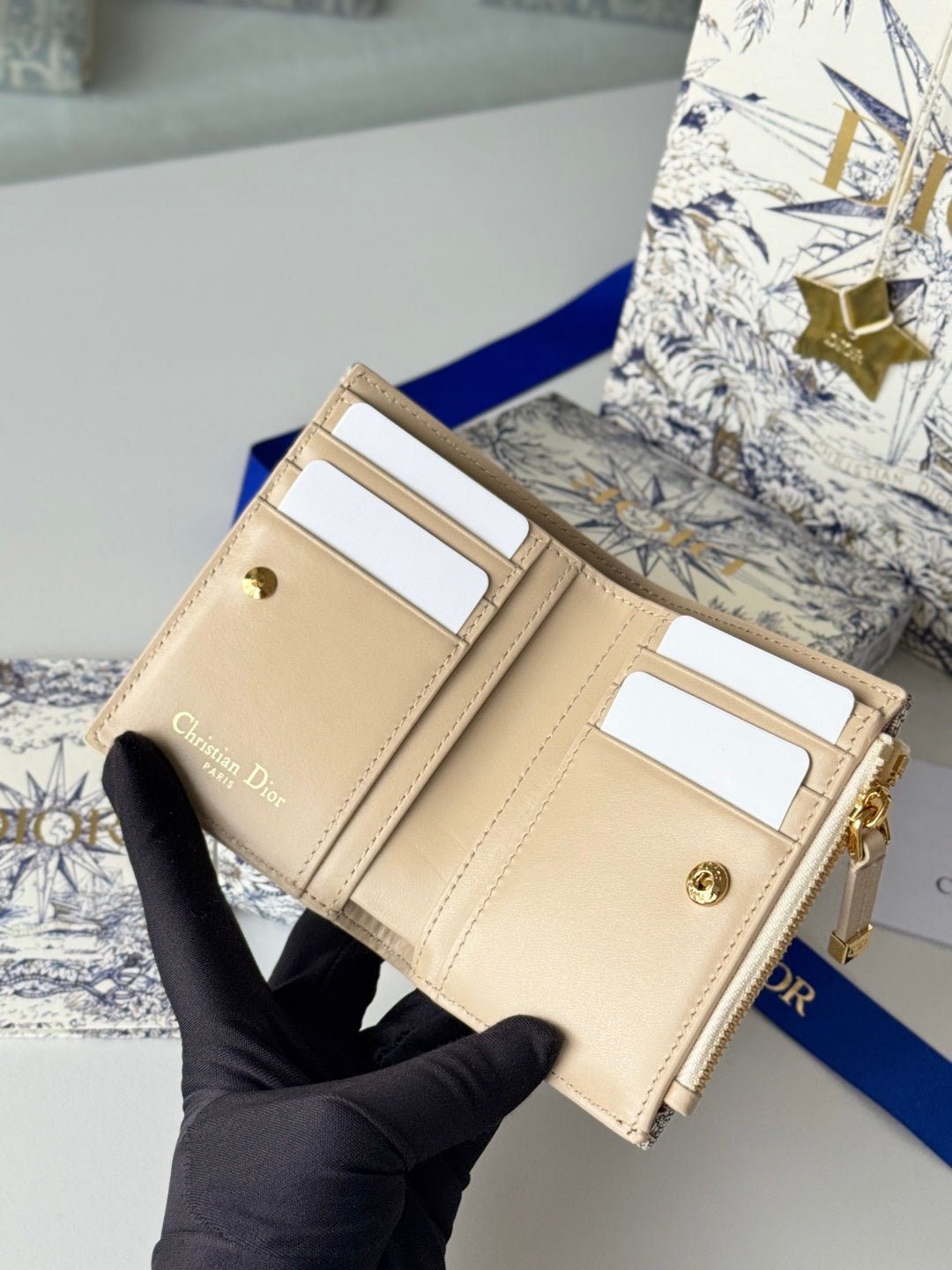 {Style No: IEYO2B71} DIOR 25S 30 MONTAIGNE DAHLIA WALLET 11 IN LIGHT BLUE DIOR OBLIQUE JACQUARD - Image 5