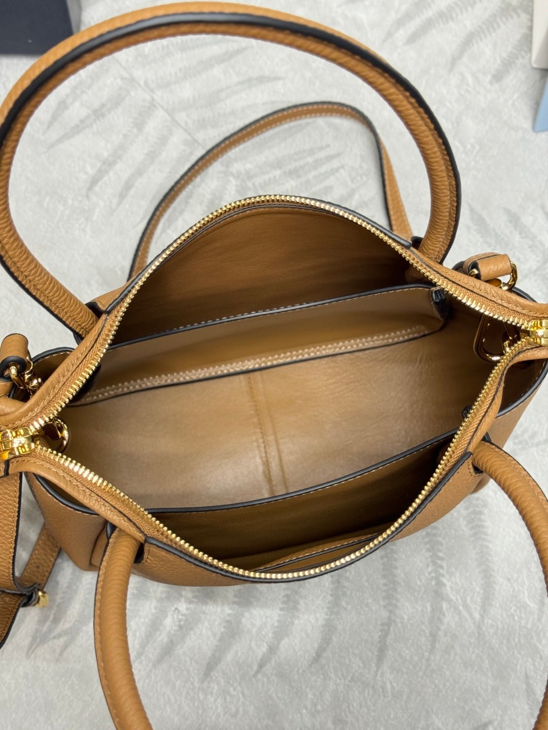 {Style No: RKXHOUH4} PRADA 25S SMALL BAG 23 IN CARAMEL CALFSKIN GOLD HARDWRE - Image 5