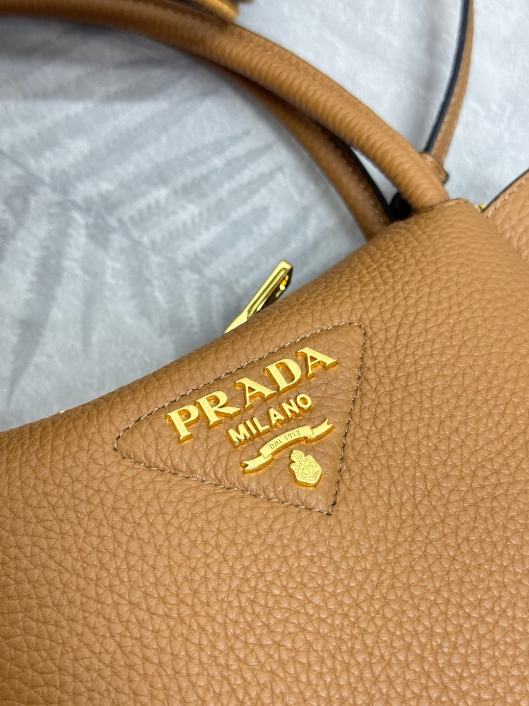 {Style No: RKXHOUH4} PRADA 25S SMALL BAG 23 IN CARAMEL CALFSKIN GOLD HARDWRE - Image 3
