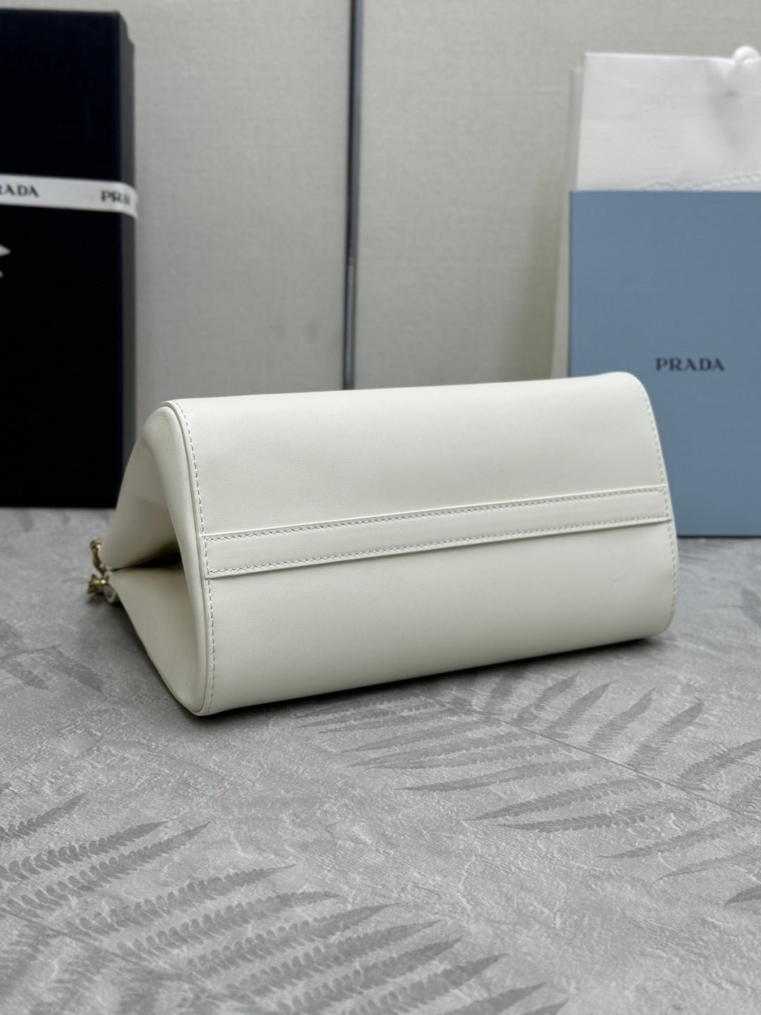 {Style No: MZKLUCDZ} PRADA 25S ENCHAINE MINI BAG 22 IN WHITE CALFSKIN GOLD HARDWARE - Image 4