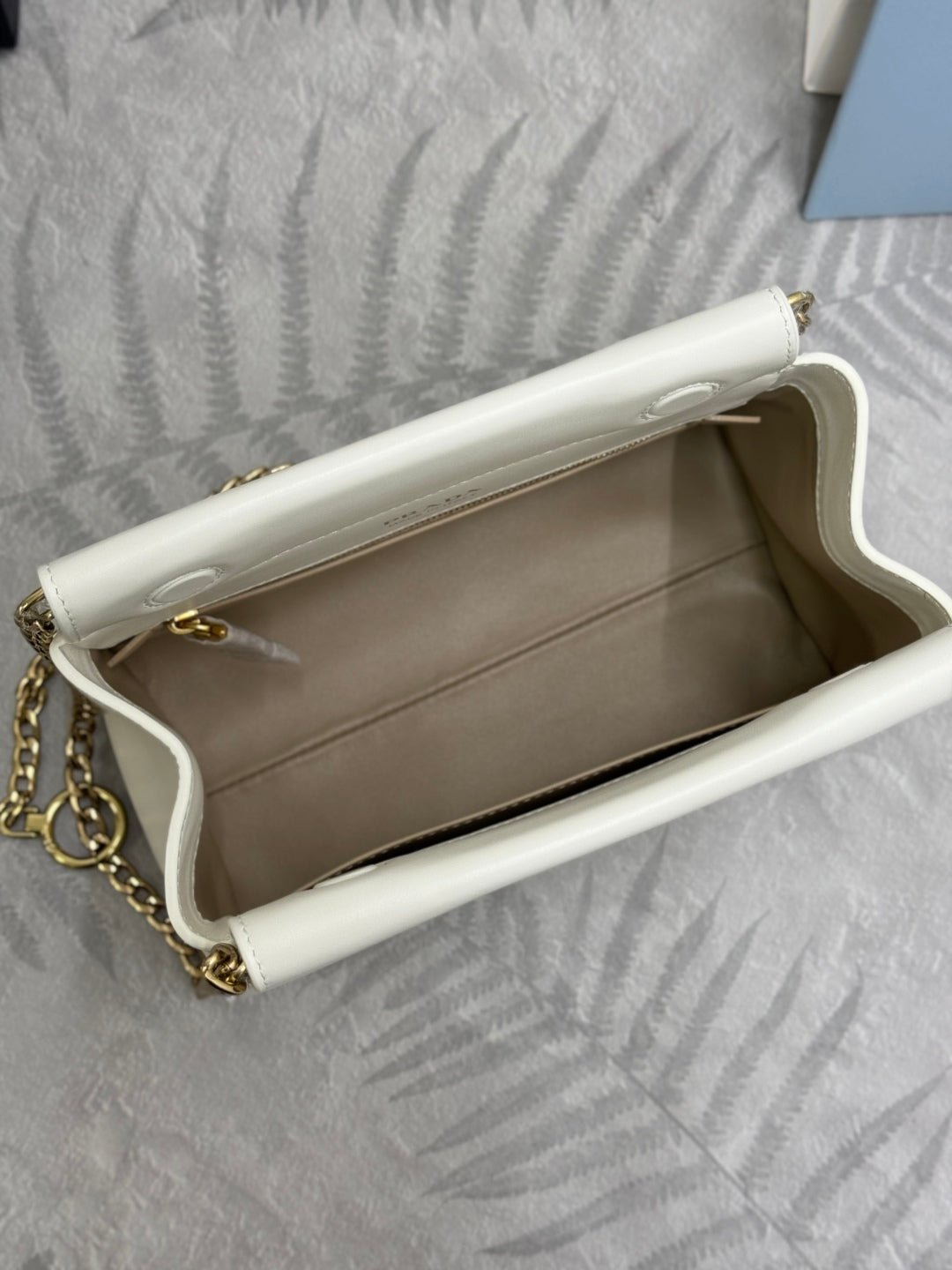 {Style No: MZKLUCDZ} PRADA 25S ENCHAINE MINI BAG 22 IN WHITE CALFSKIN GOLD HARDWARE - Image 7
