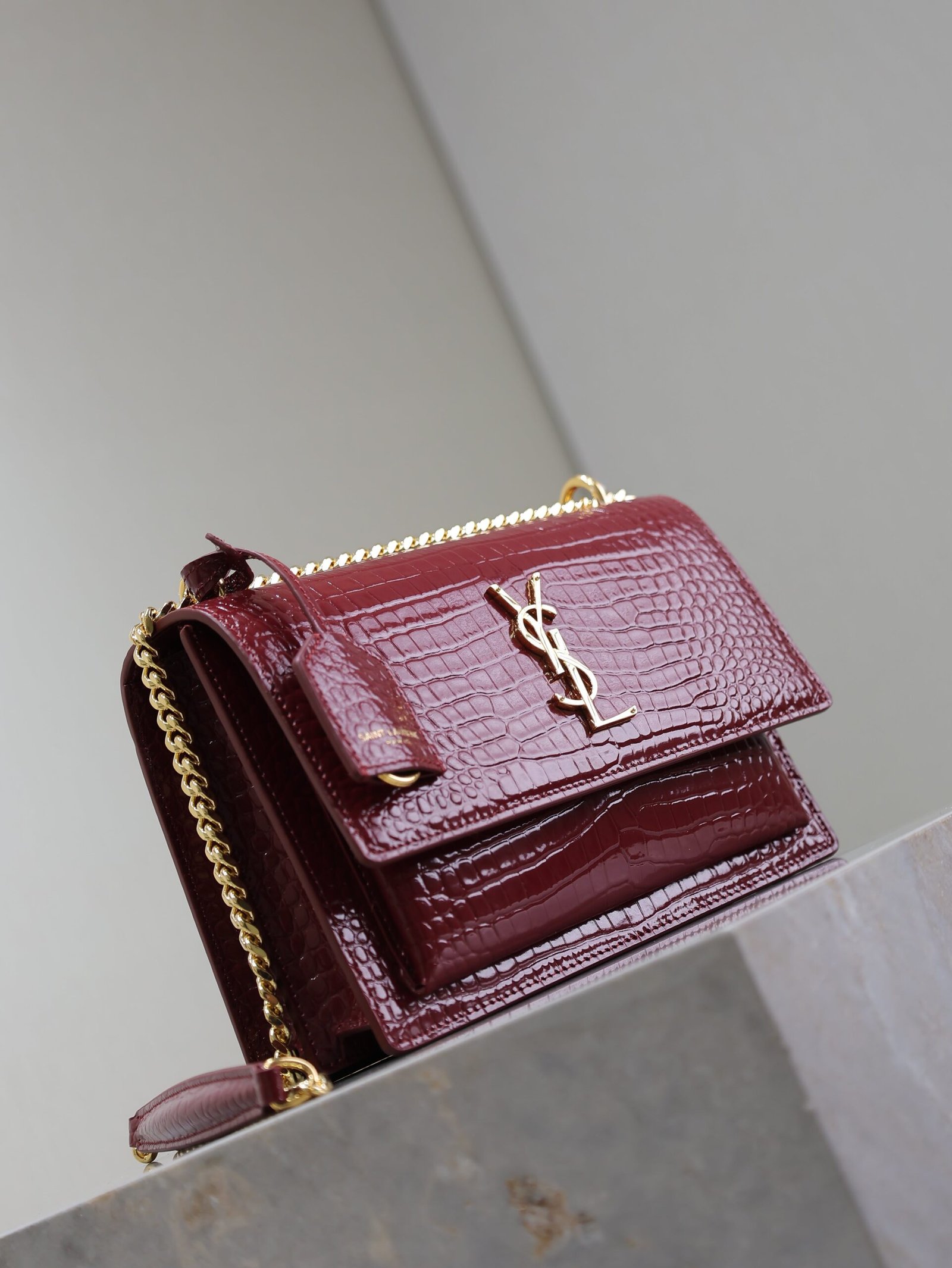 {Style No: VWVCUWG9} YSL 25S SUNSET MEDIUM 22 IN CRIMSON RED CROCODILE-EMBOSSED CALFSKIN GOLD HARDWARE - Image 6