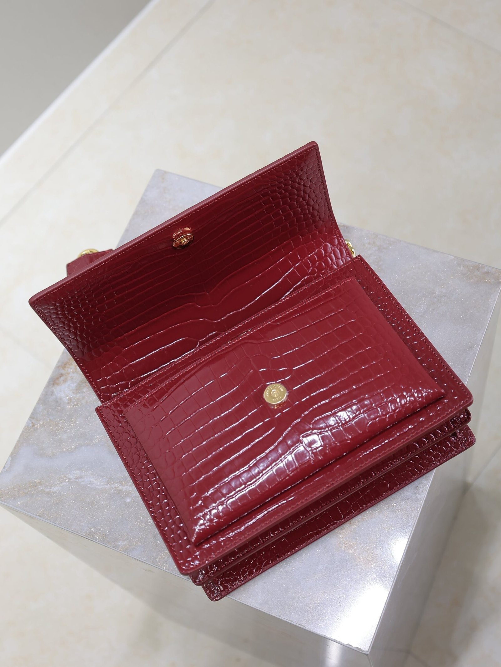 {Style No: VWVCUWG9} YSL 25S SUNSET MEDIUM 22 IN CRIMSON RED CROCODILE-EMBOSSED CALFSKIN GOLD HARDWARE - Image 8