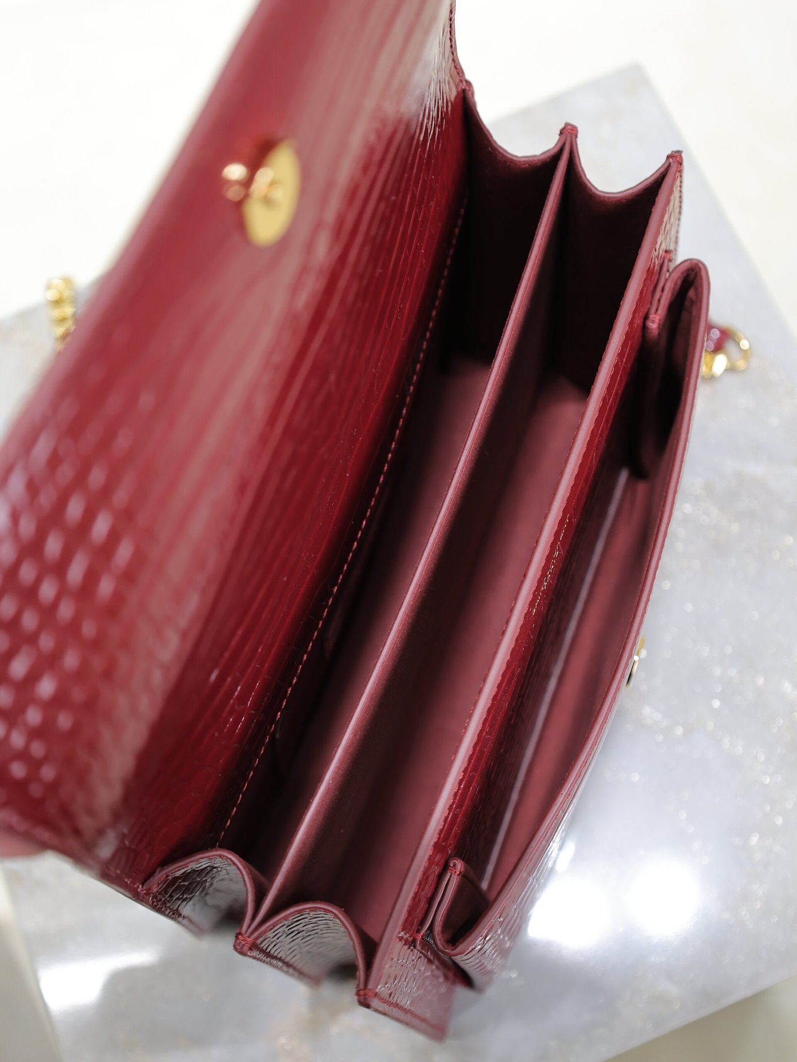 {Style No: VWVCUWG9} YSL 25S SUNSET MEDIUM 22 IN CRIMSON RED CROCODILE-EMBOSSED CALFSKIN GOLD HARDWARE - Image 5
