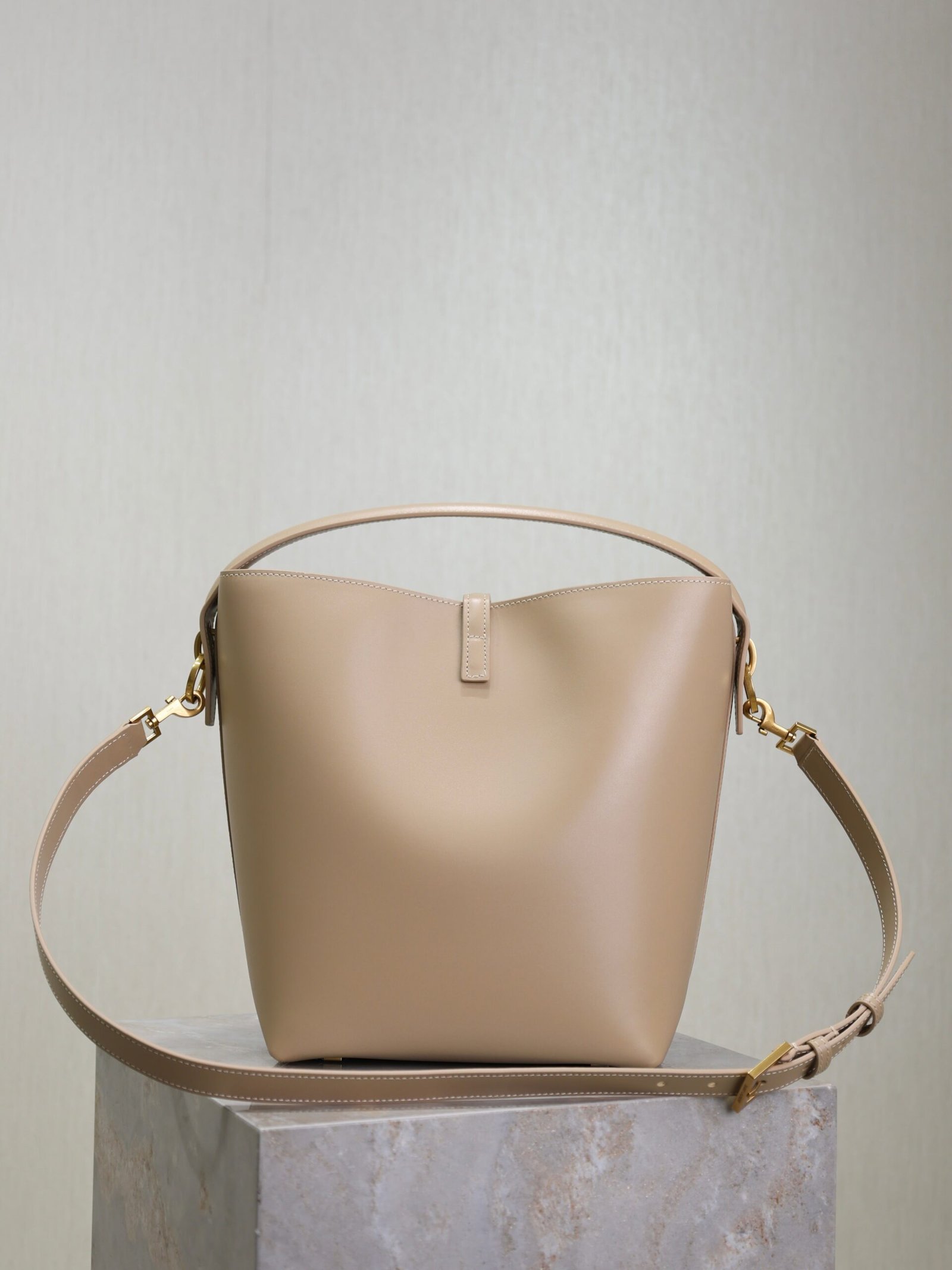 {Style No: NNZTM52J} YSL 25S LE 5 À 7 BUCKET 26 IN NUDE CALFSKIN GOLD HARDWARE - Image 2