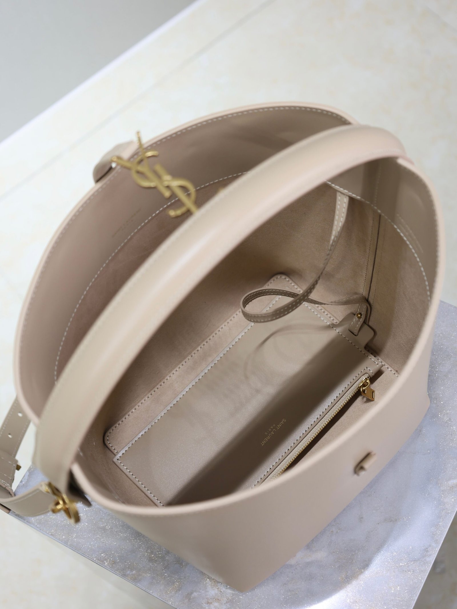 {Style No: NNZTM52J} YSL 25S LE 5 À 7 BUCKET 26 IN NUDE CALFSKIN GOLD HARDWARE - Image 5