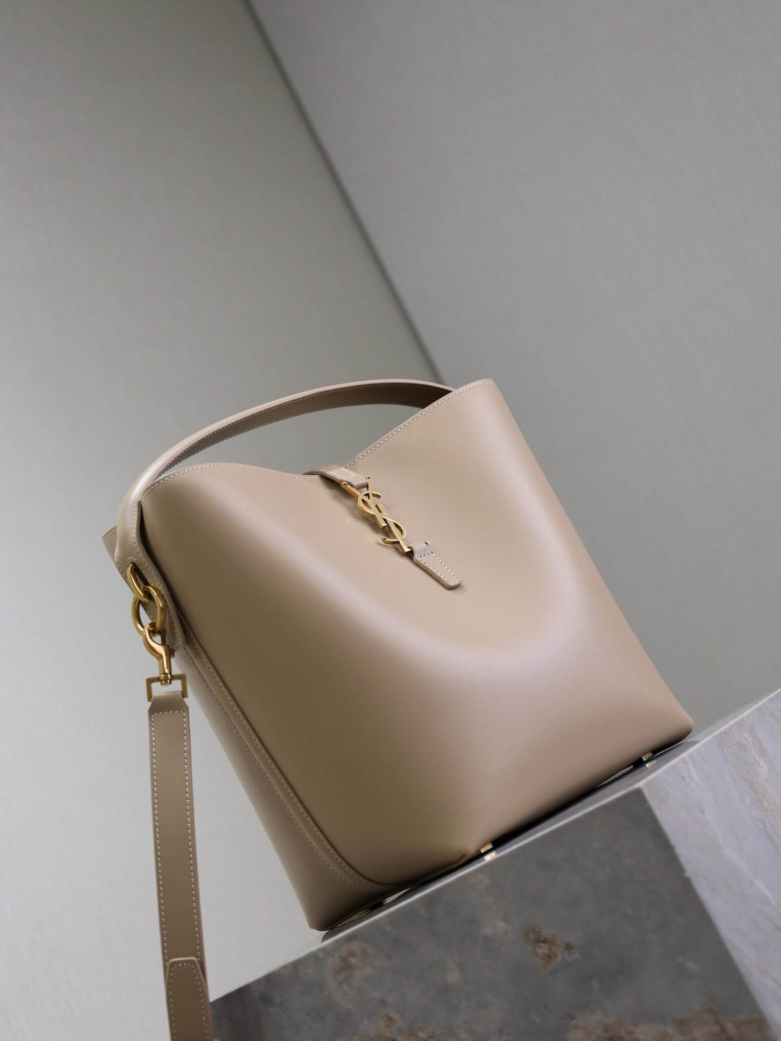 {Style No: NNZTM52J} YSL 25S LE 5 À 7 BUCKET 26 IN NUDE CALFSKIN GOLD HARDWARE - Image 8