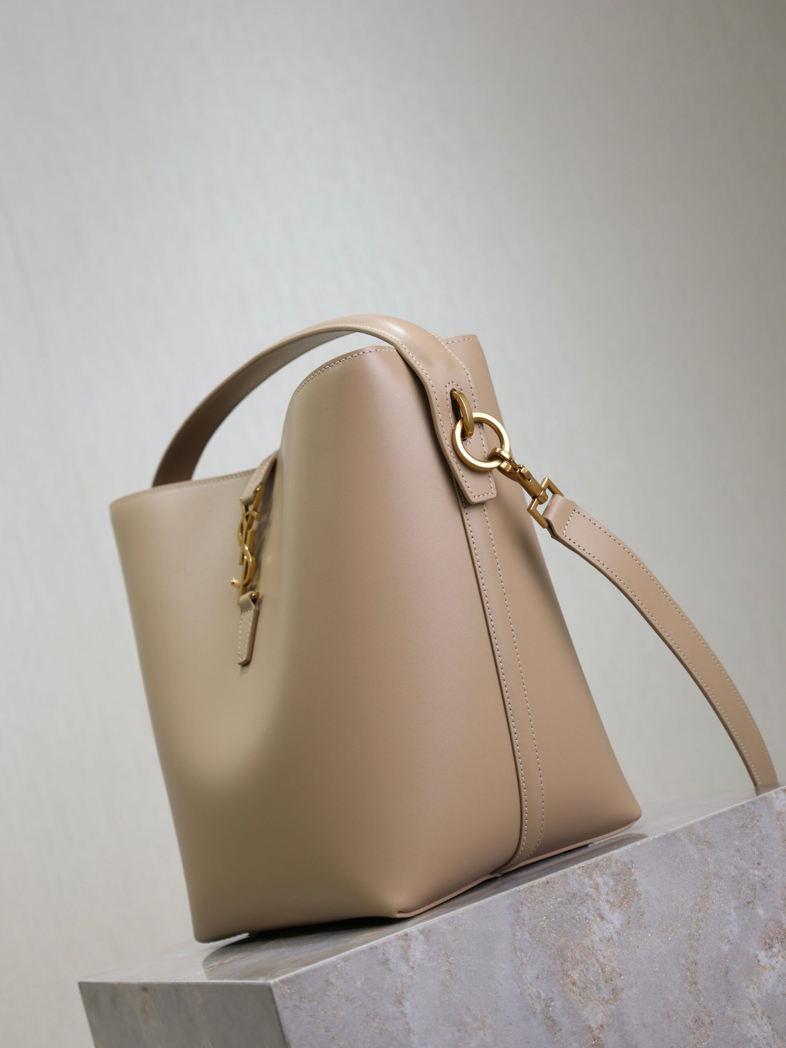 {Style No: NNZTM52J} YSL 25S LE 5 À 7 BUCKET 26 IN NUDE CALFSKIN GOLD HARDWARE - Image 6