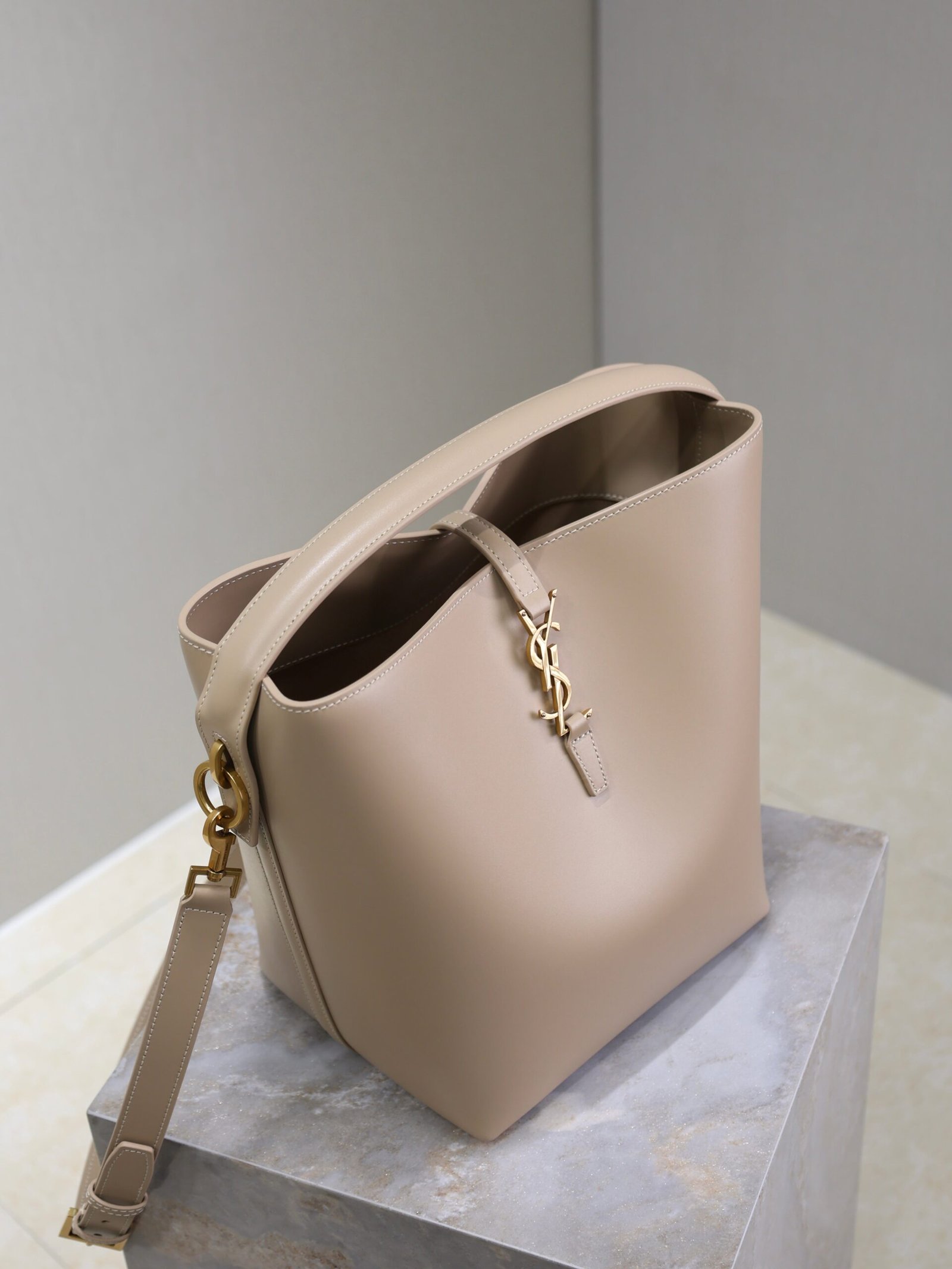 {Style No: NNZTM52J} YSL 25S LE 5 À 7 BUCKET 26 IN NUDE CALFSKIN GOLD HARDWARE - Image 4