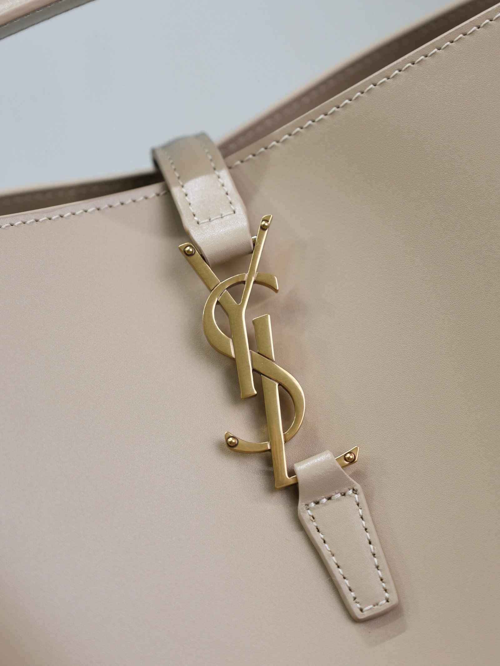 {Style No: NNZTM52J} YSL 25S LE 5 À 7 BUCKET 26 IN NUDE CALFSKIN GOLD HARDWARE - Image 3