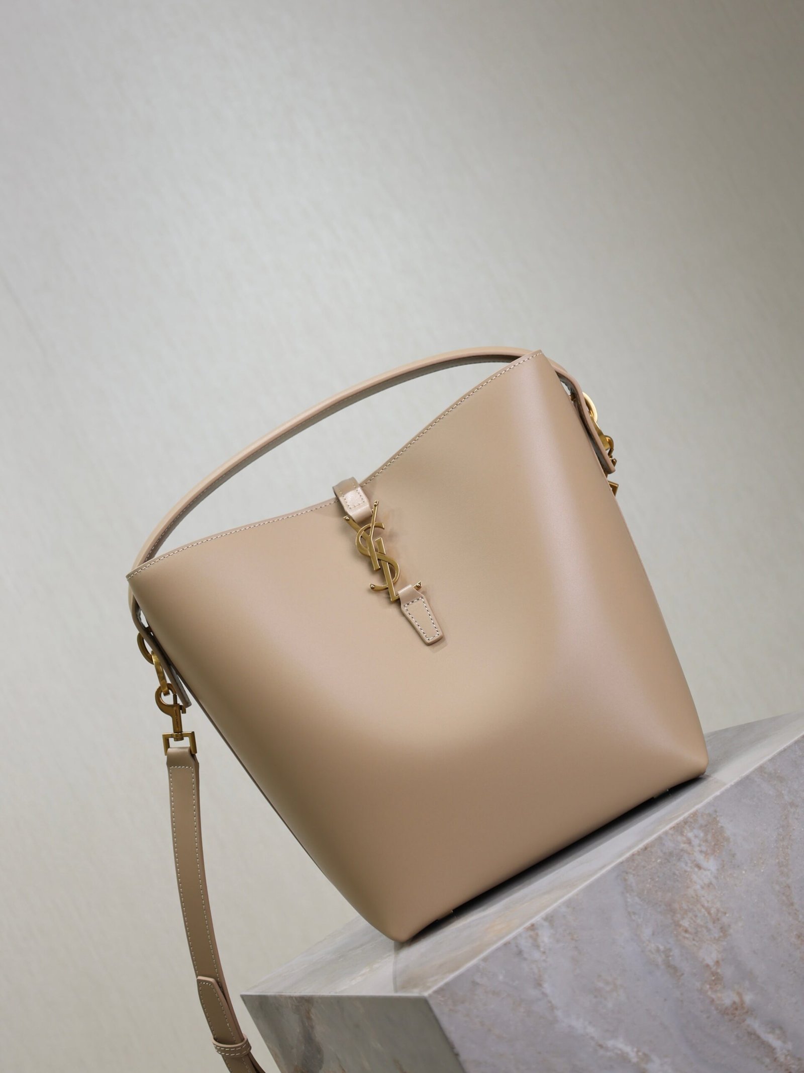 {Style No: NNZTM52J} YSL 25S LE 5 À 7 BUCKET 26 IN NUDE CALFSKIN GOLD HARDWARE - Image 7