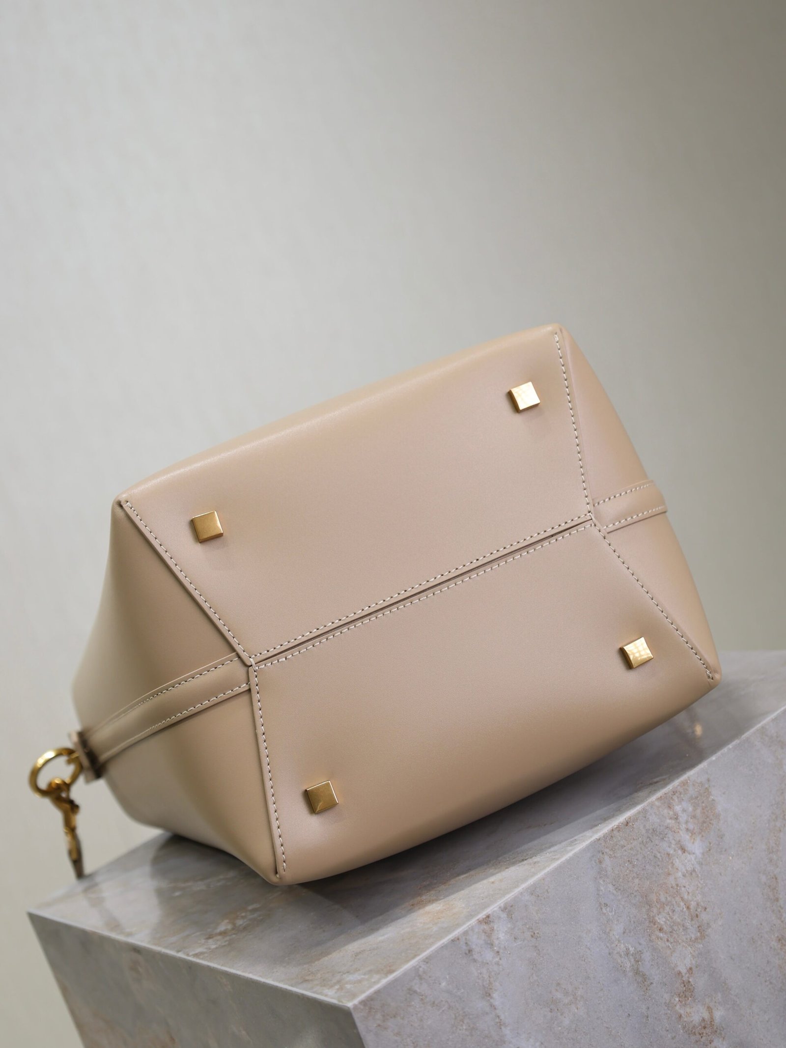 {Style No: NNZTM52J} YSL 25S LE 5 À 7 BUCKET 26 IN NUDE CALFSKIN GOLD HARDWARE - Image 9