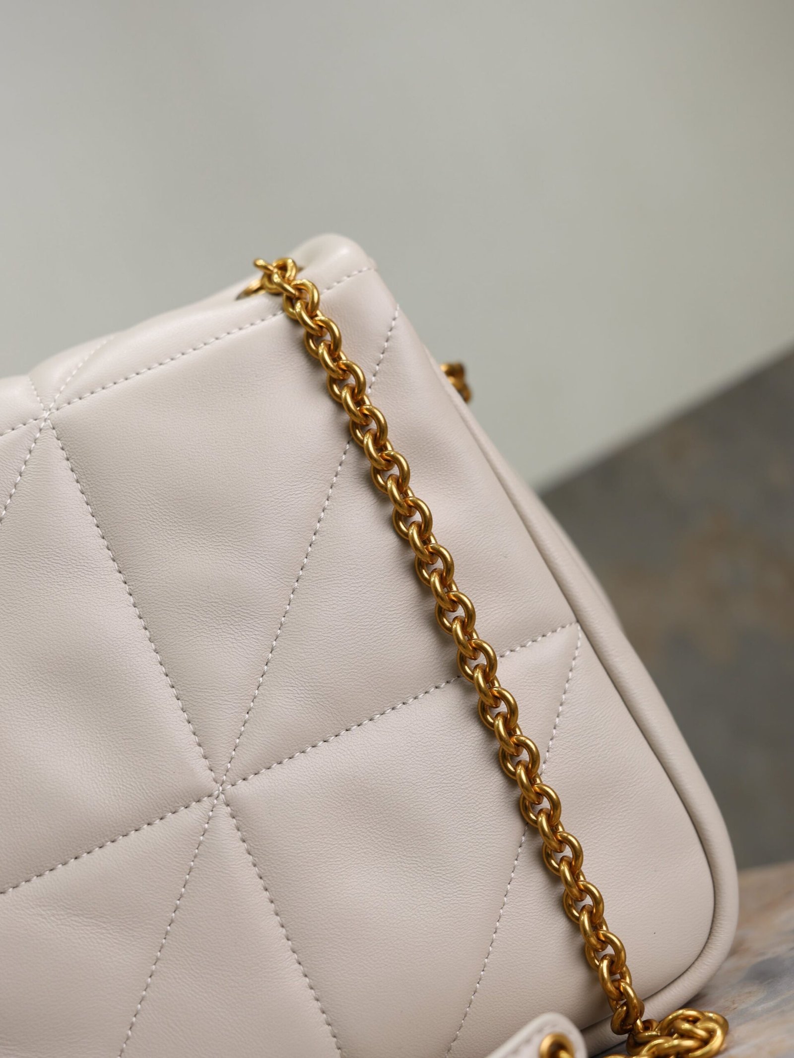 {Style No: HJRO8BBU} YSL 25S JAMIE 4.3 29 IN BLANC VINTAGE LAMBSKIN GOLD HARDWARE - Image 8