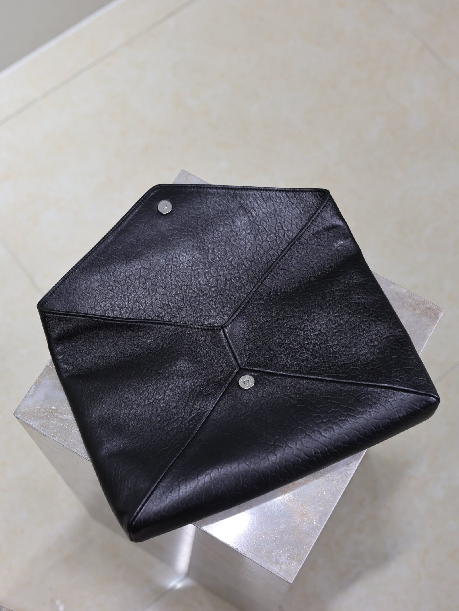 {Style No: C4SLGP89} YSL 25S CASSANDRE LARGE ENVELOPE POUCH 29 IN BLACK CALFSKIN GRAY HARDWARE - Image 4