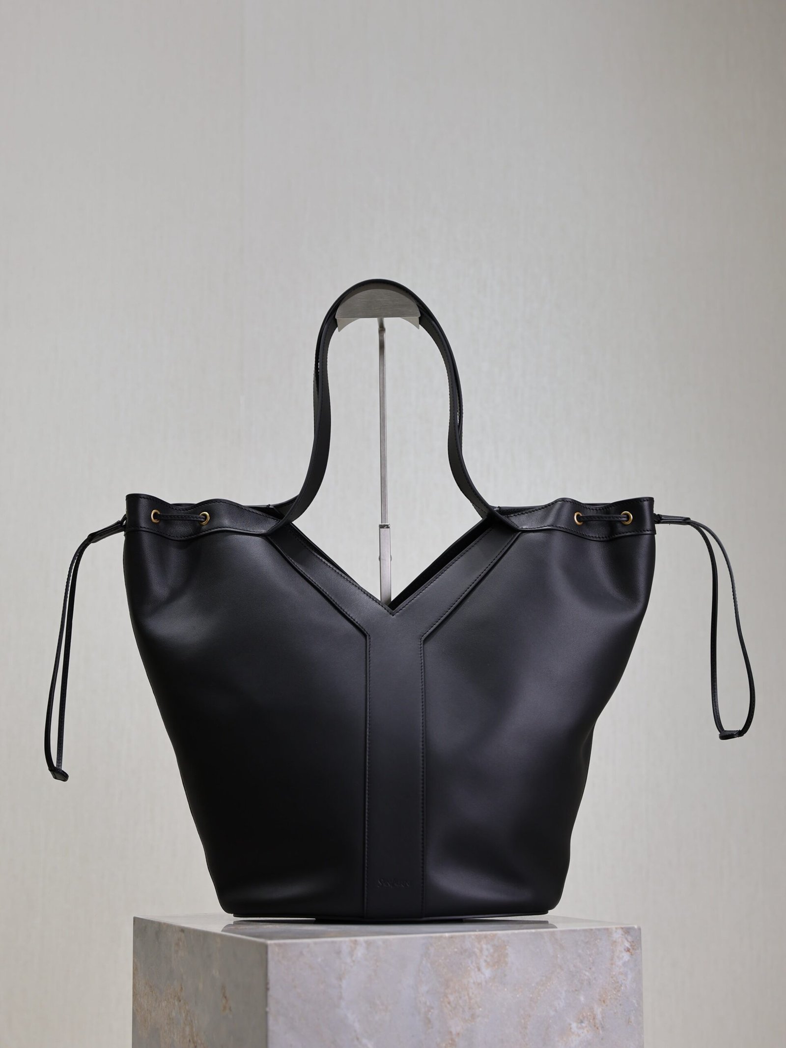 {Style No: G1ERTDVN} YSL 25S Y LARGE HOBO 50 IN BLACK CALFSKIN GOLD HARDWARE - Image 2