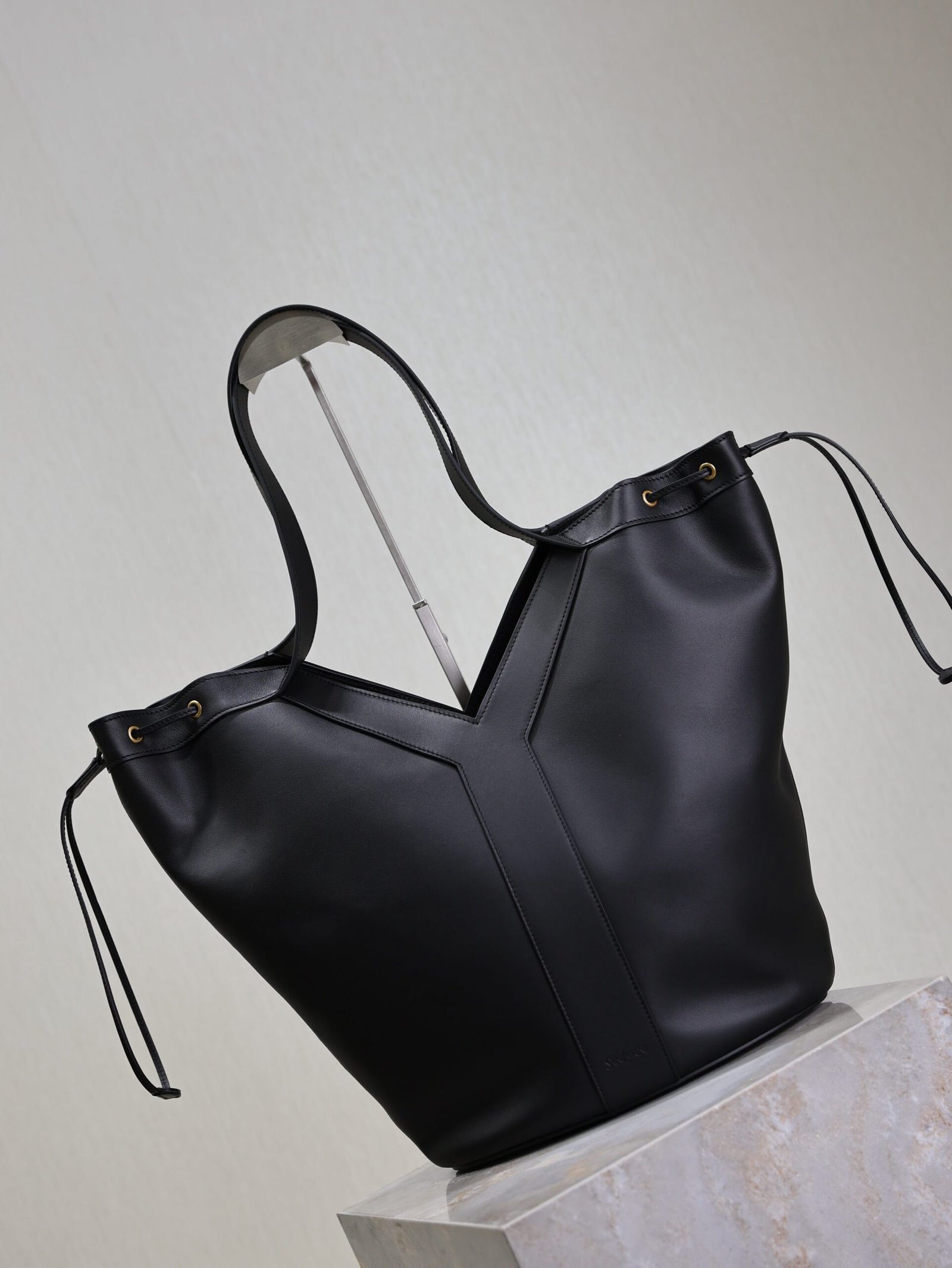 {Style No: G1ERTDVN} YSL 25S Y LARGE HOBO 50 IN BLACK CALFSKIN GOLD HARDWARE - Image 7