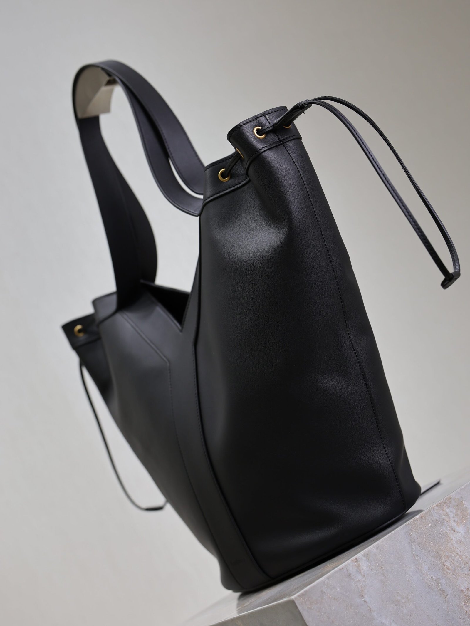 {Style No: G1ERTDVN} YSL 25S Y LARGE HOBO 50 IN BLACK CALFSKIN GOLD HARDWARE - Image 4