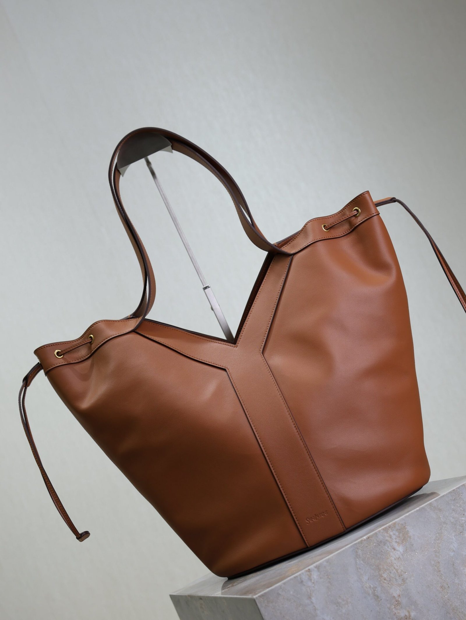 {Style No: L4B8D197} YSL 25S Y LARGE HOBO 50 IN CARAMEL CALFSKIN GOLD HARDWRE - Image 8