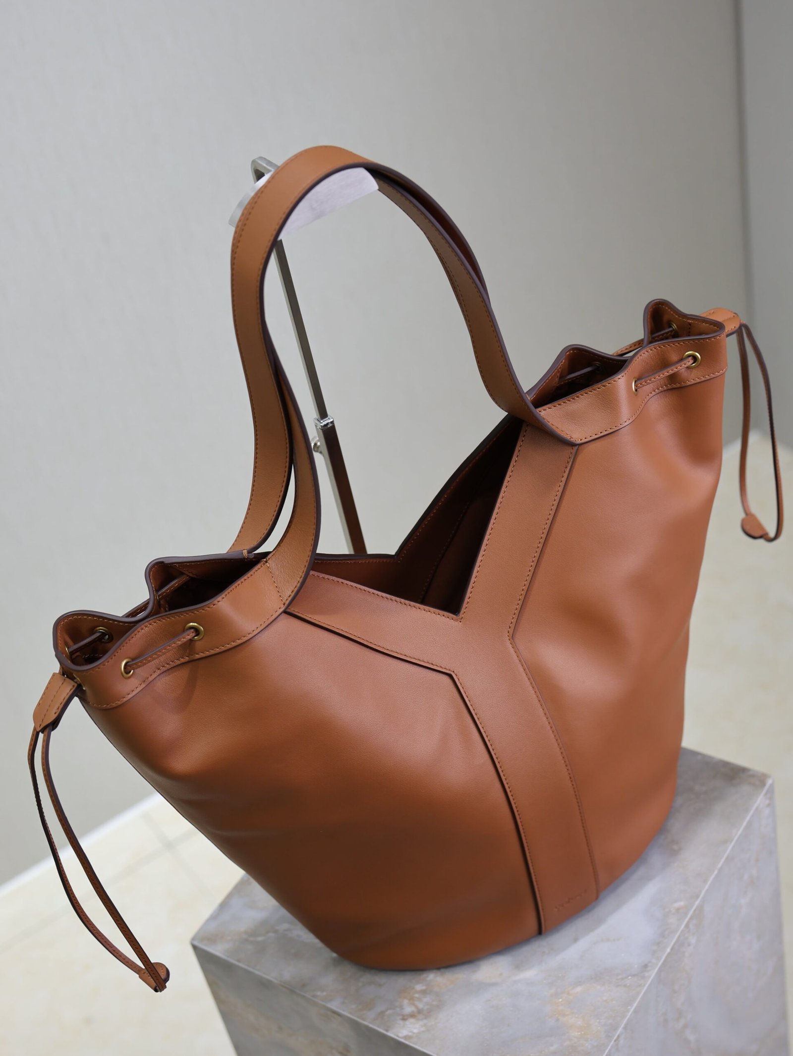 {Style No: L4B8D197} YSL 25S Y LARGE HOBO 50 IN CARAMEL CALFSKIN GOLD HARDWRE - Image 3