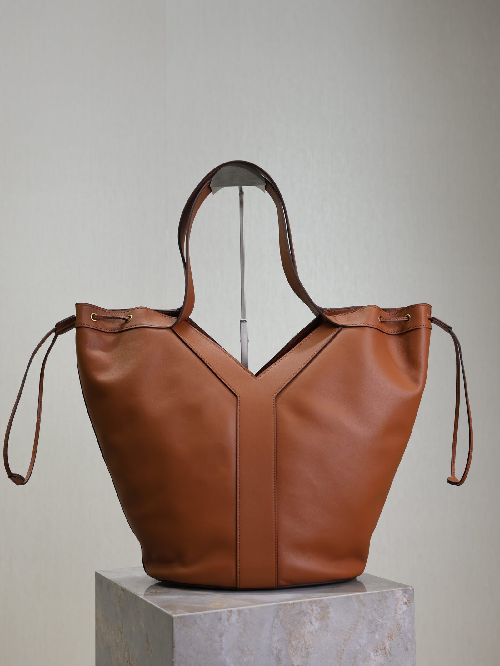 {Style No: L4B8D197} YSL 25S Y LARGE HOBO 50 IN CARAMEL CALFSKIN GOLD HARDWRE - Image 2