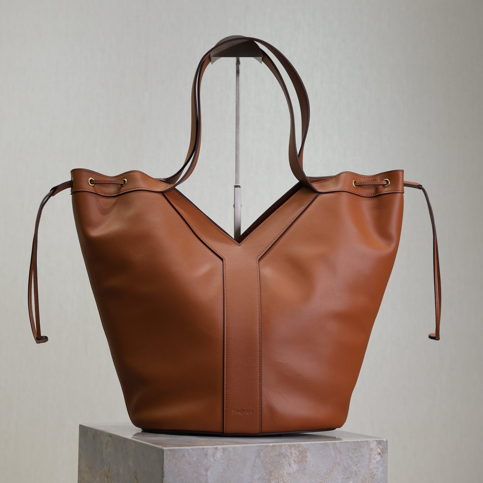 {Style No: L4B8D197} YSL 25S Y LARGE HOBO 50 IN CARAMEL CALFSKIN GOLD HARDWRE