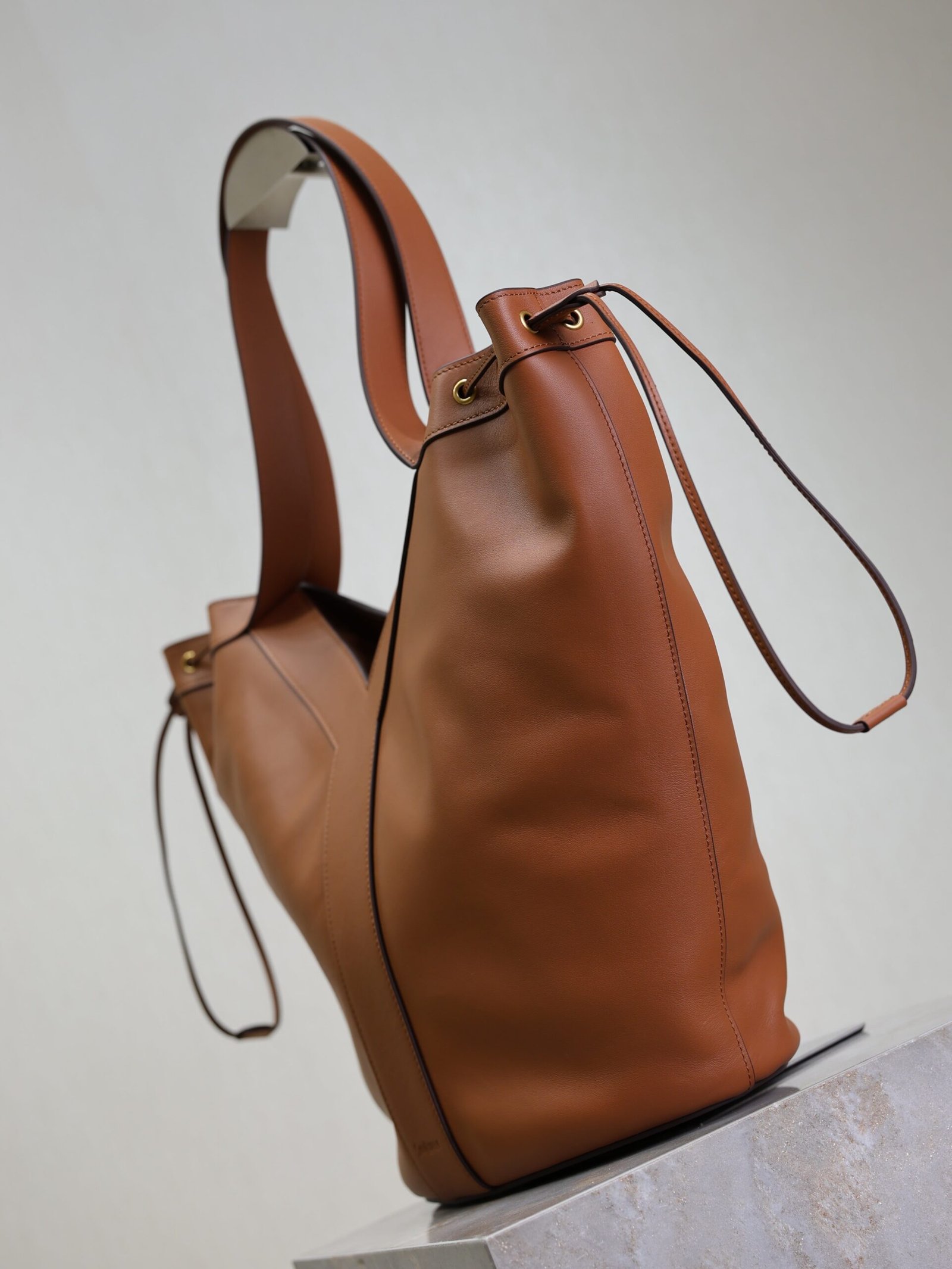 {Style No: 7613R68C} YSL 25S Y LARGE HOBO 50 IN CARAMEL CALFSKIN GOLD HARDWARE - Image 4