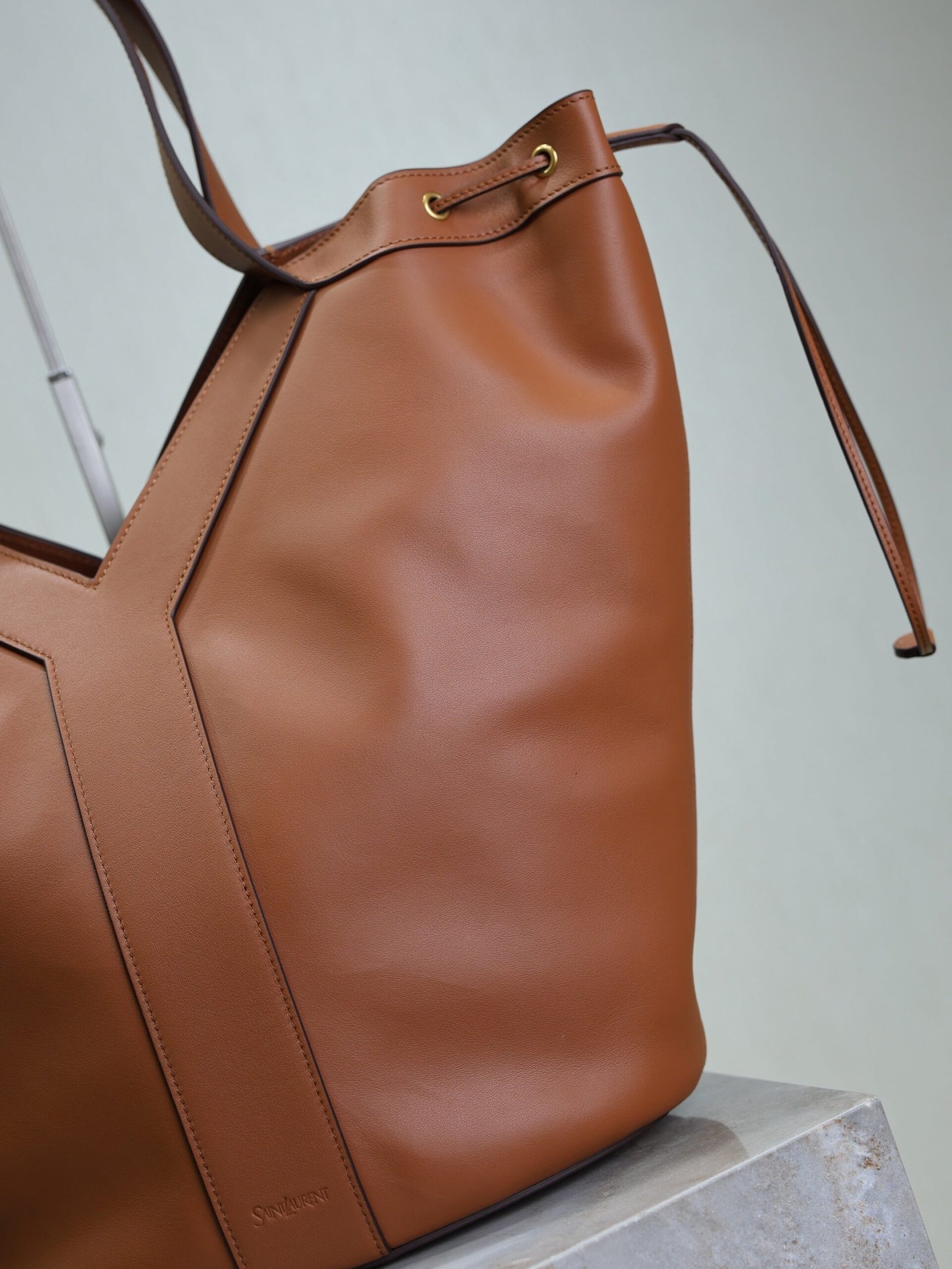 {Style No: L4B8D197} YSL 25S Y LARGE HOBO 50 IN CARAMEL CALFSKIN GOLD HARDWRE - Image 6