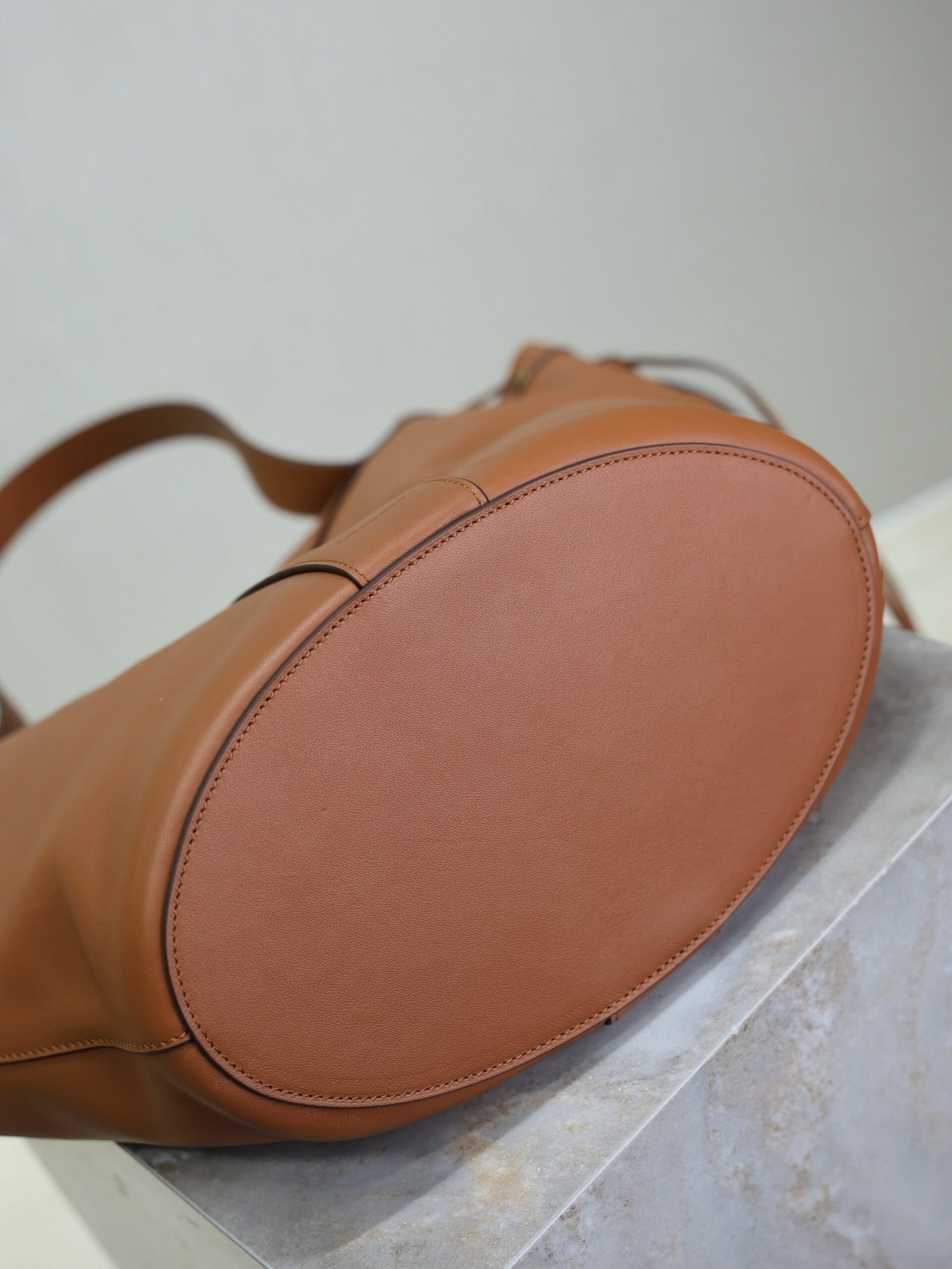 {Style No: 7613R68C} YSL 25S Y LARGE HOBO 50 IN CARAMEL CALFSKIN GOLD HARDWARE - Image 9
