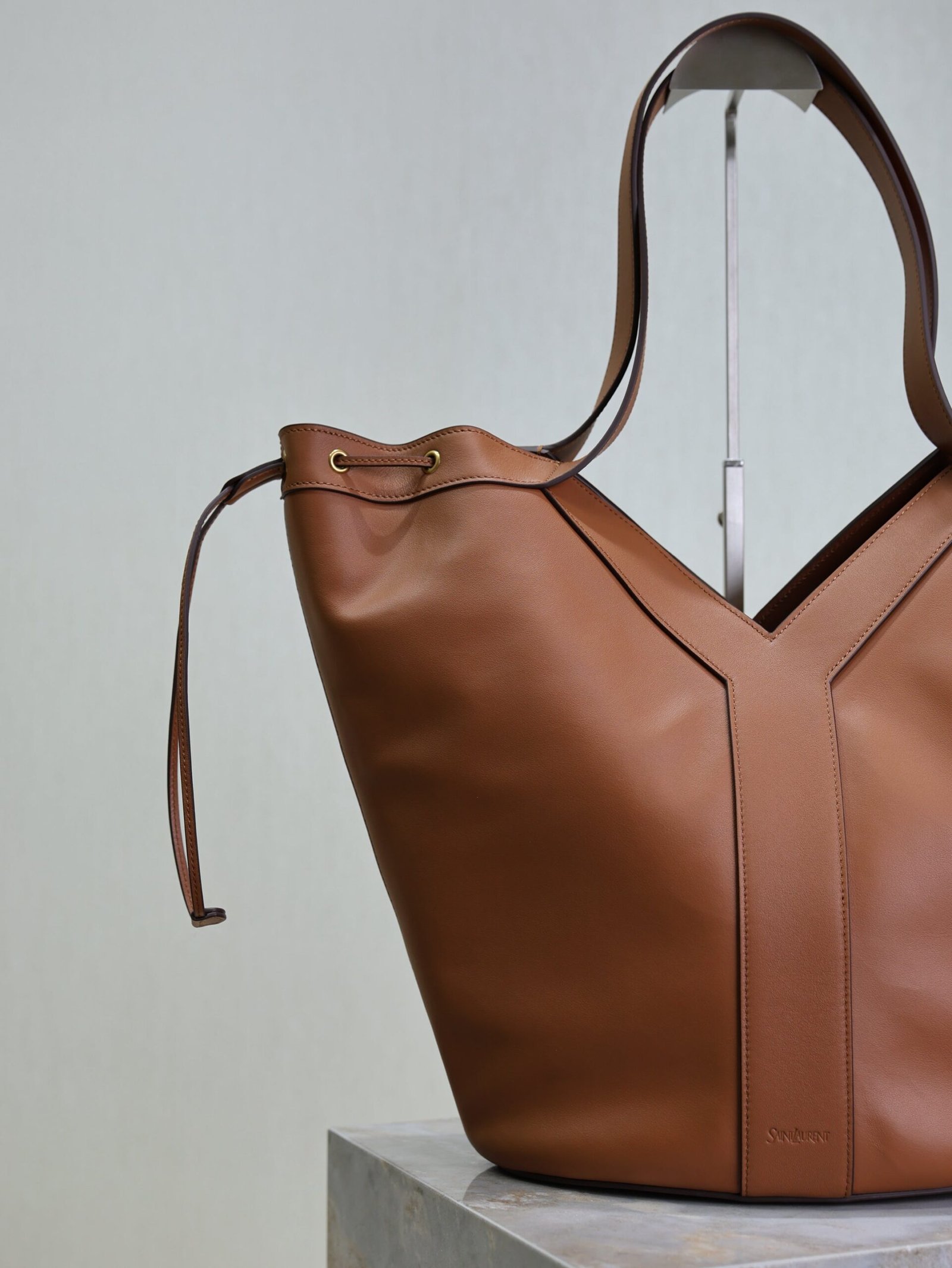 {Style No: L4B8D197} YSL 25S Y LARGE HOBO 50 IN CARAMEL CALFSKIN GOLD HARDWRE - Image 7