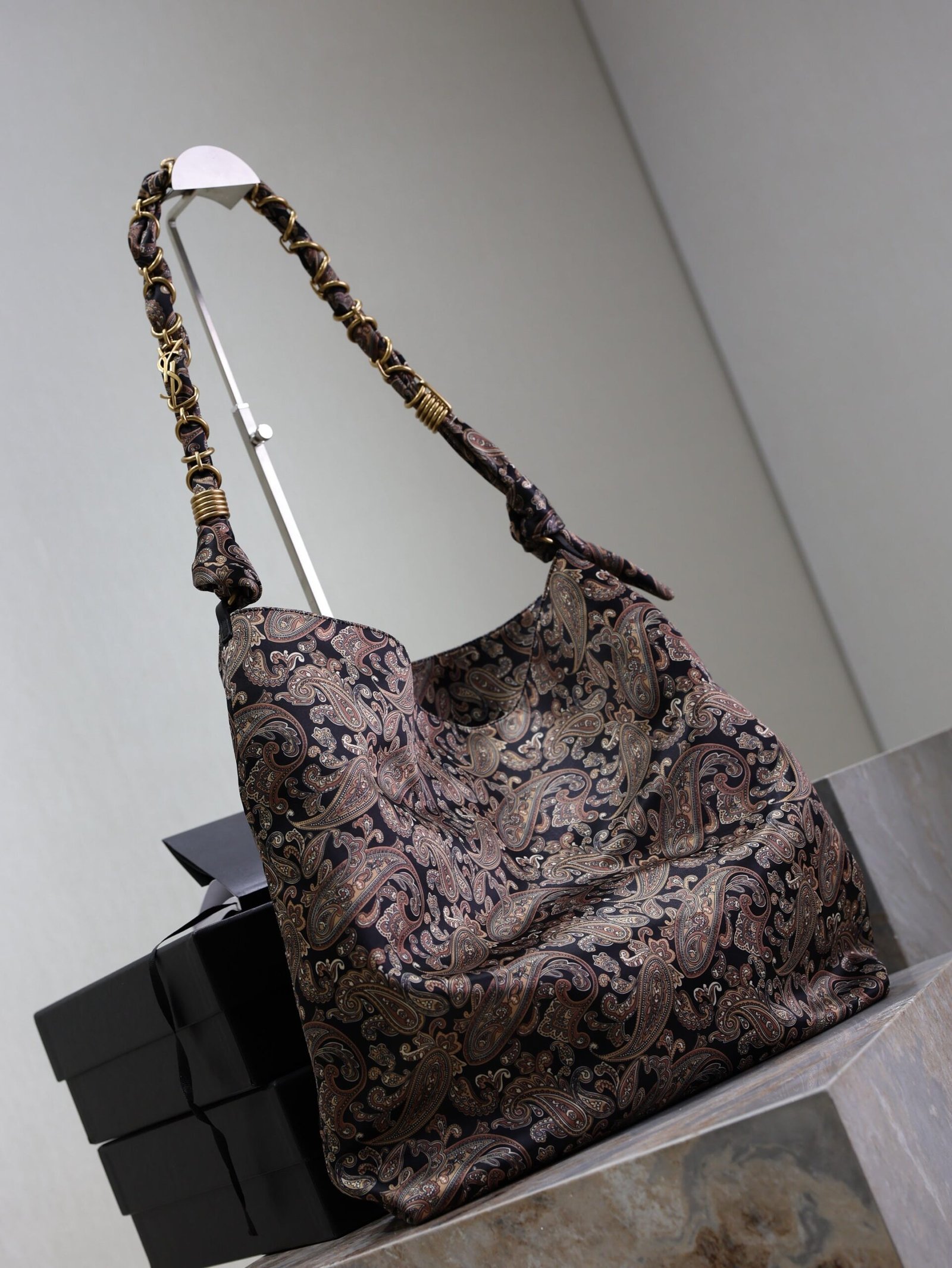 {Style No: CLYCBMBQ} YSL 25S AMALIA 50 IN NAVY MULTICOLOR SILK TWILL GOLD HARDWRE - Image 3