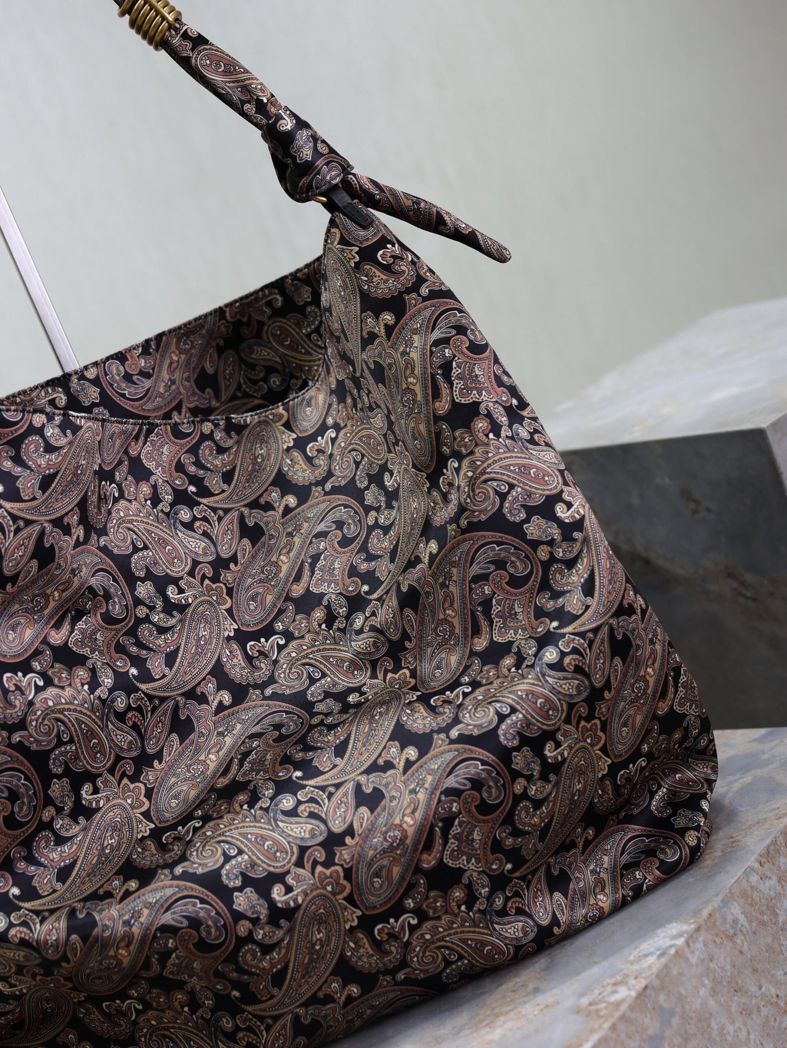 {Style No: CLYCBMBQ} YSL 25S AMALIA 50 IN NAVY MULTICOLOR SILK TWILL GOLD HARDWRE - Image 6
