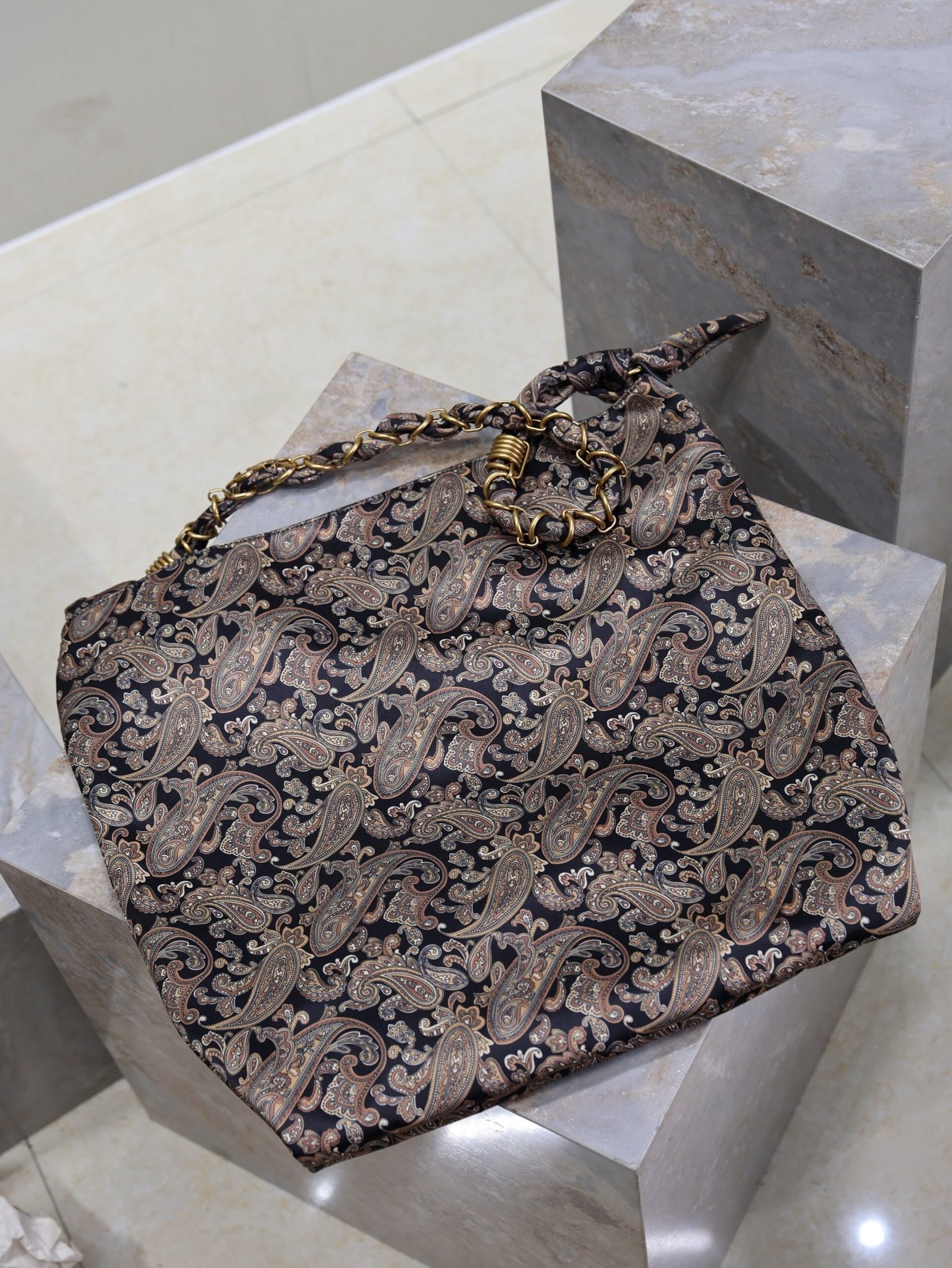 {Style No: ELMYCXZI} YSL 25S AMALIA 50 IN NAVY MULTICOLOR SILK TWILL GOLD HARDWARE - Image 7