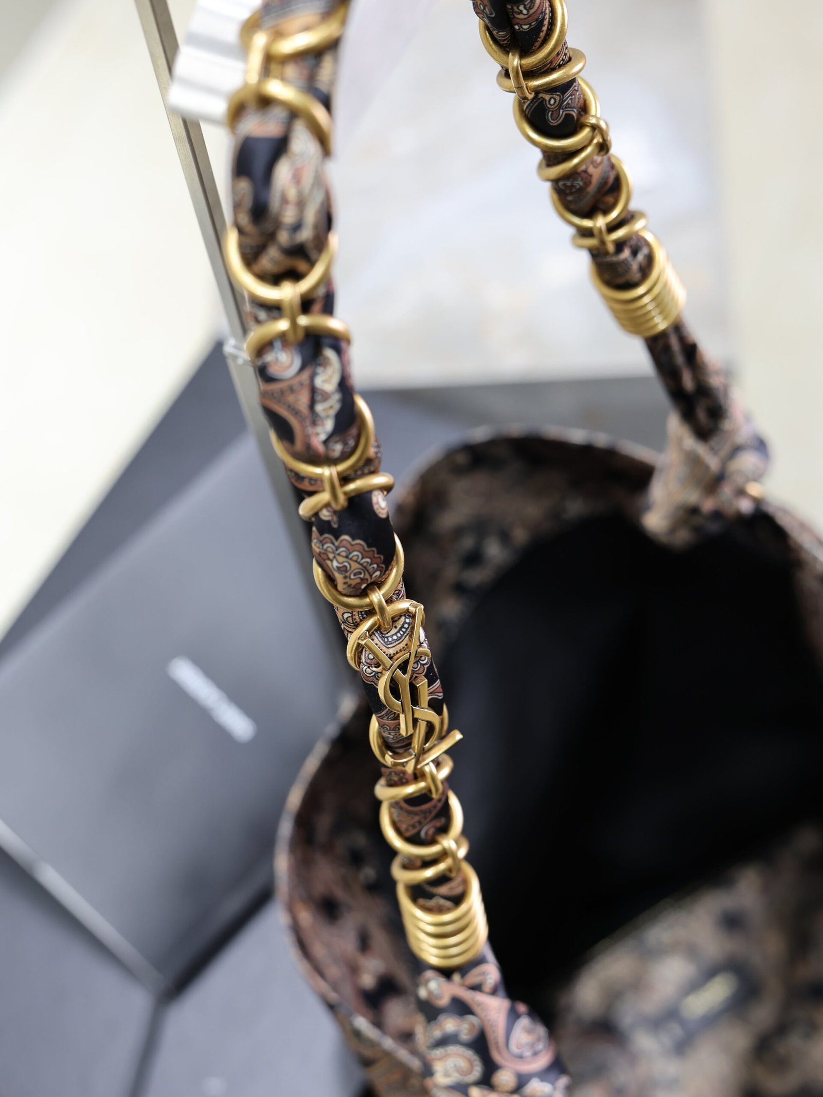 {Style No: ELMYCXZI} YSL 25S AMALIA 50 IN NAVY MULTICOLOR SILK TWILL GOLD HARDWARE - Image 4