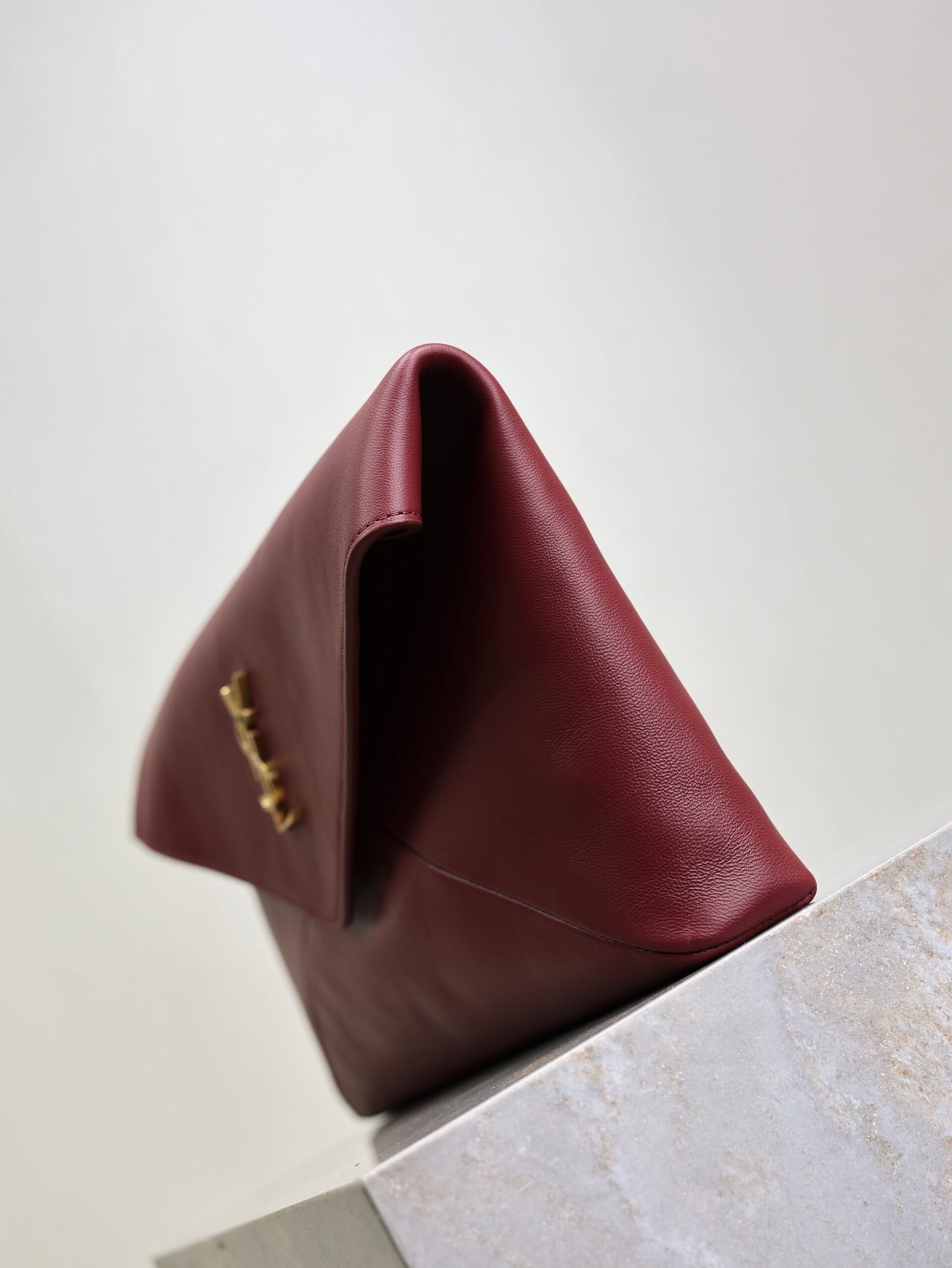 {Style No: UH9GXISL} YSL 25S CASSANDRE LARGE ENVELOPE POUCH 29 IN DARK RUBY SHINY CALFSKIN GOLD HARDWRE - Image 4