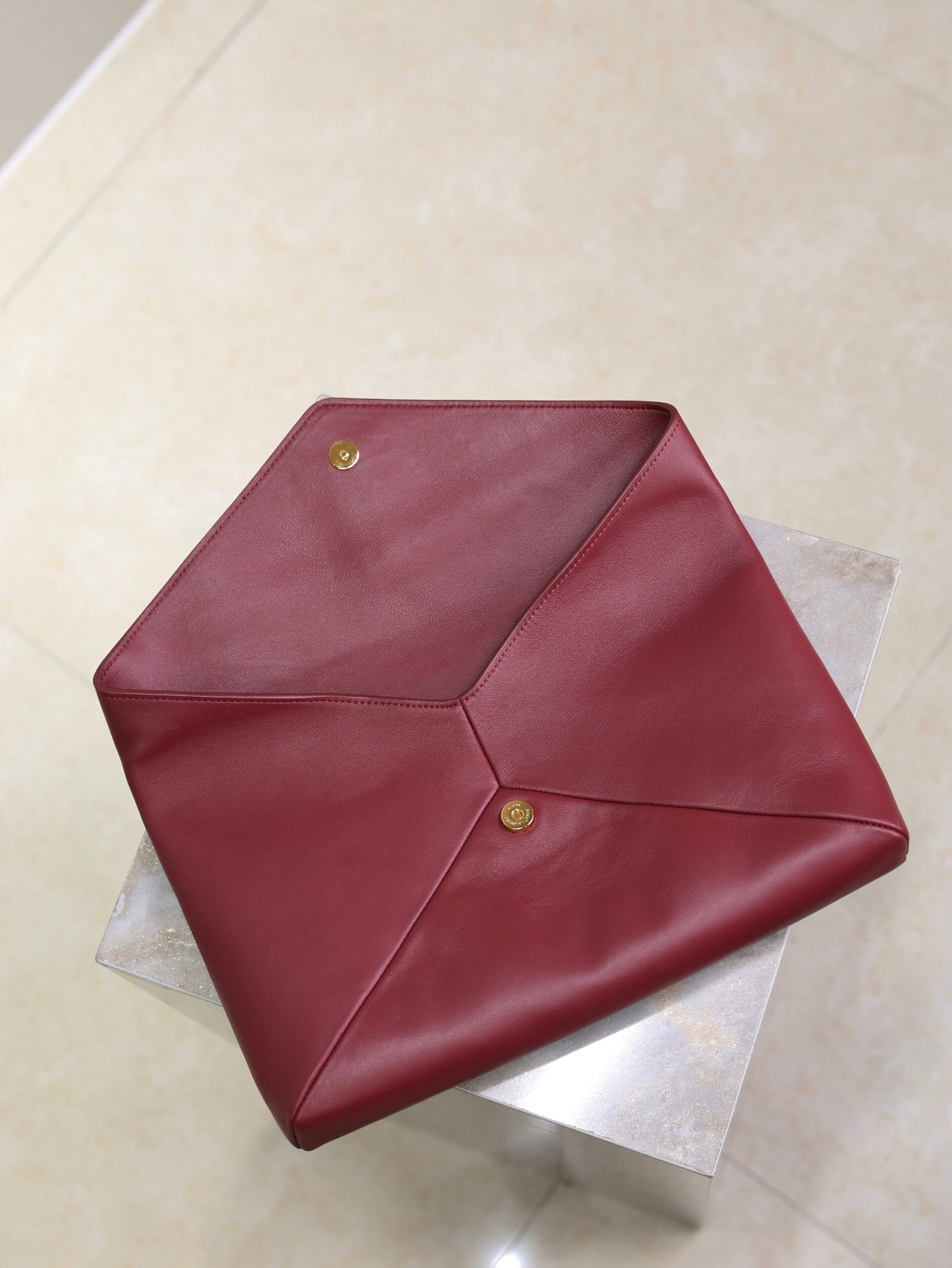 {Style No: UH9GXISL} YSL 25S CASSANDRE LARGE ENVELOPE POUCH 29 IN DARK RUBY SHINY CALFSKIN GOLD HARDWRE - Image 7