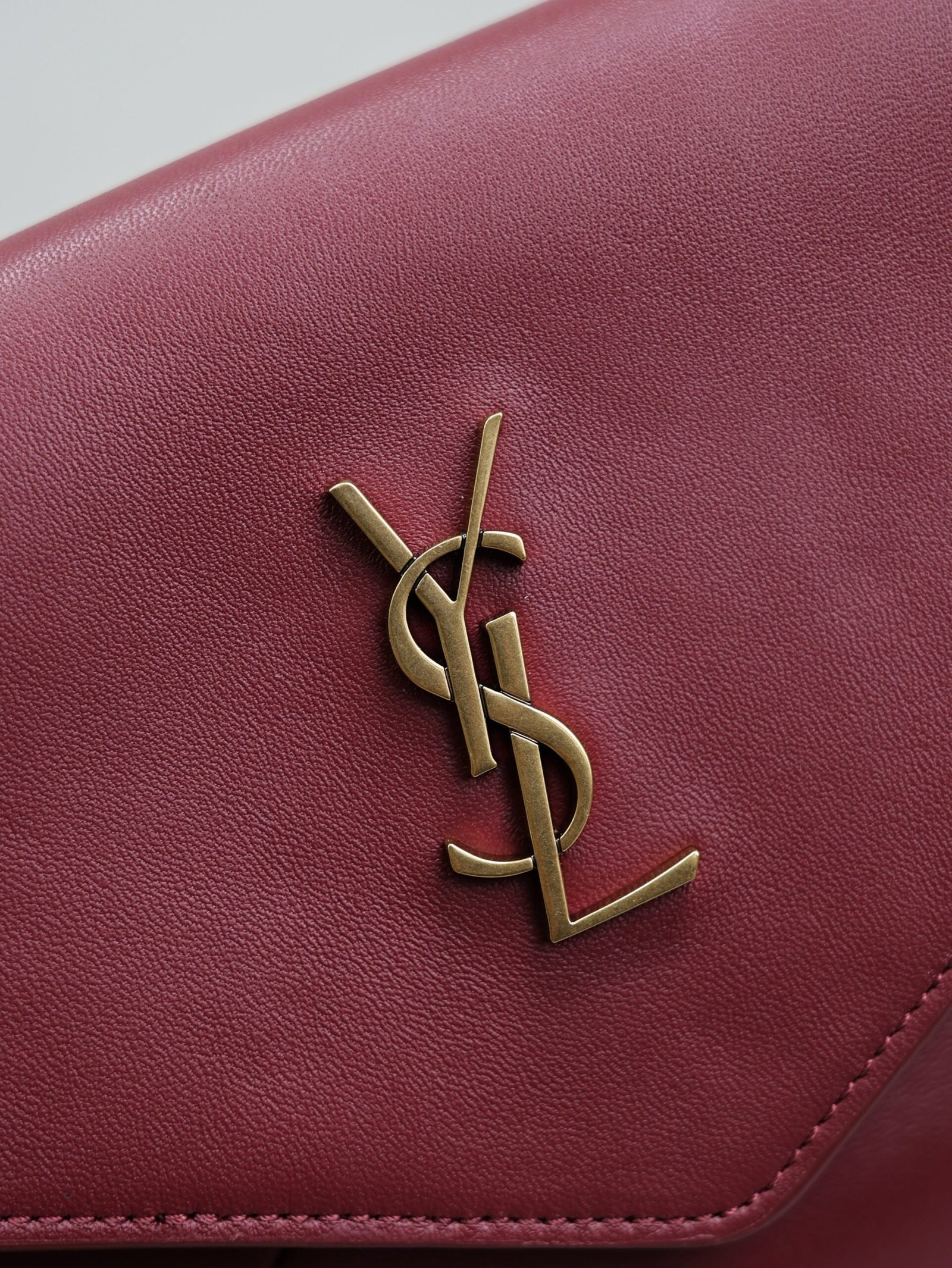 {Style No: UH9GXISL} YSL 25S CASSANDRE LARGE ENVELOPE POUCH 29 IN DARK RUBY SHINY CALFSKIN GOLD HARDWRE - Image 2