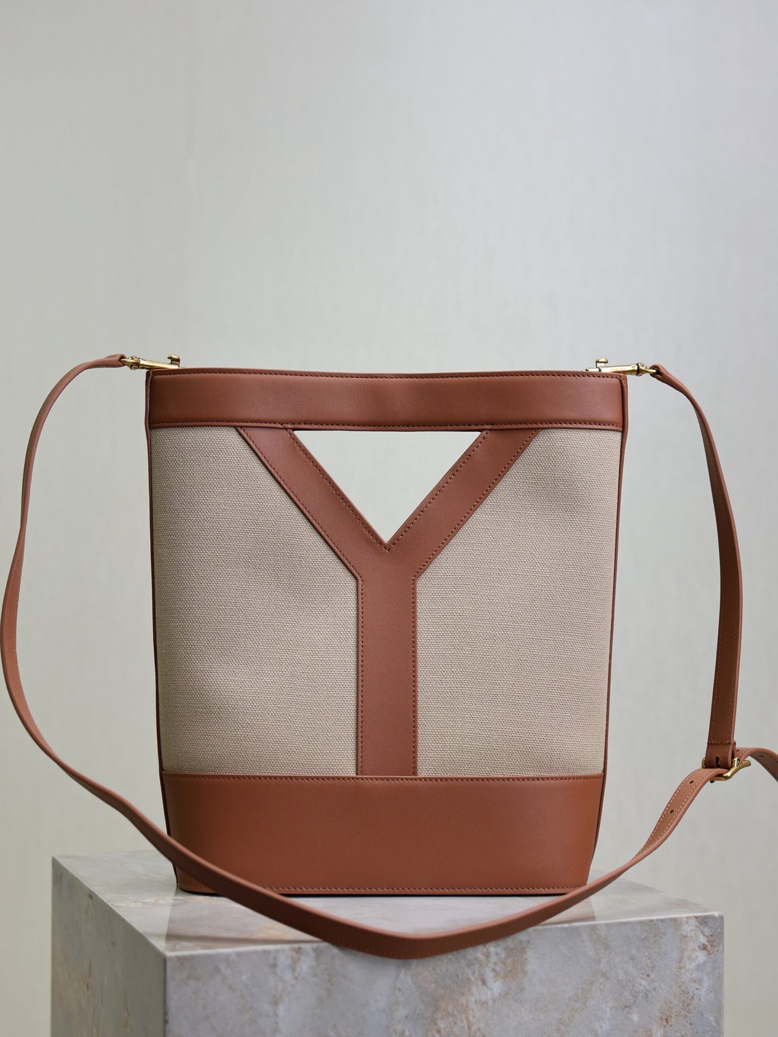 {Style No: 93P5KA6K} YSL 25S Y SMALL BUCKET 29 IN DESERT DUST AND BRICK CANVAS GOLD HARDWRE - Image 6