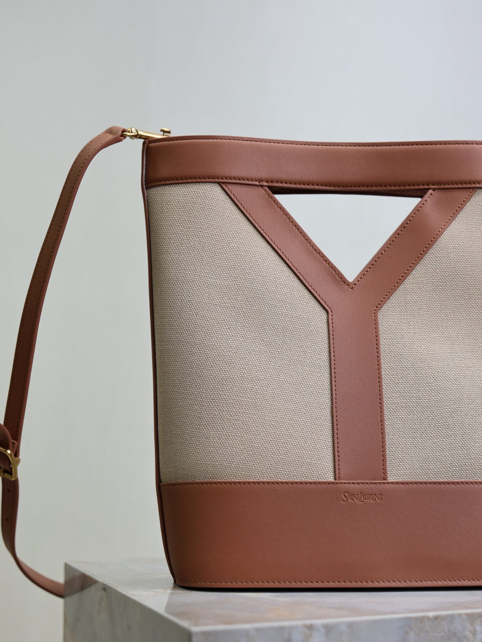 {Style No: 93P5KA6K} YSL 25S Y SMALL BUCKET 29 IN DESERT DUST AND BRICK CANVAS GOLD HARDWRE - Image 3