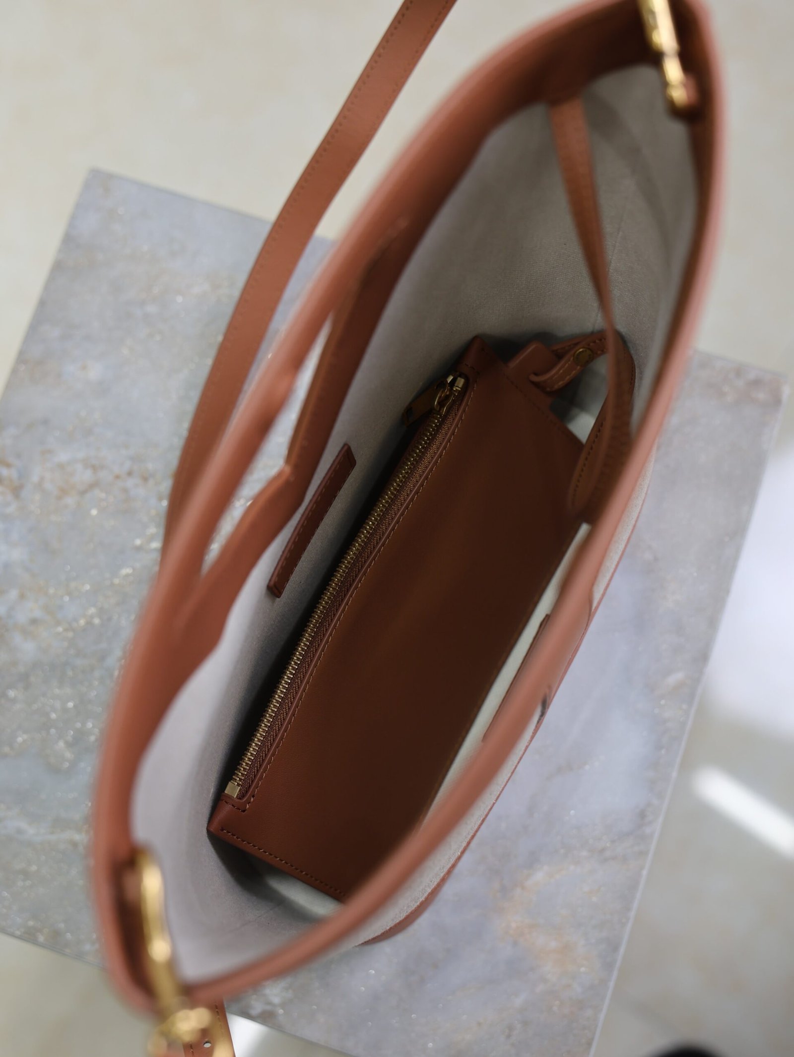 {Style No: 93P5KA6K} YSL 25S Y SMALL BUCKET 29 IN DESERT DUST AND BRICK CANVAS GOLD HARDWRE - Image 4
