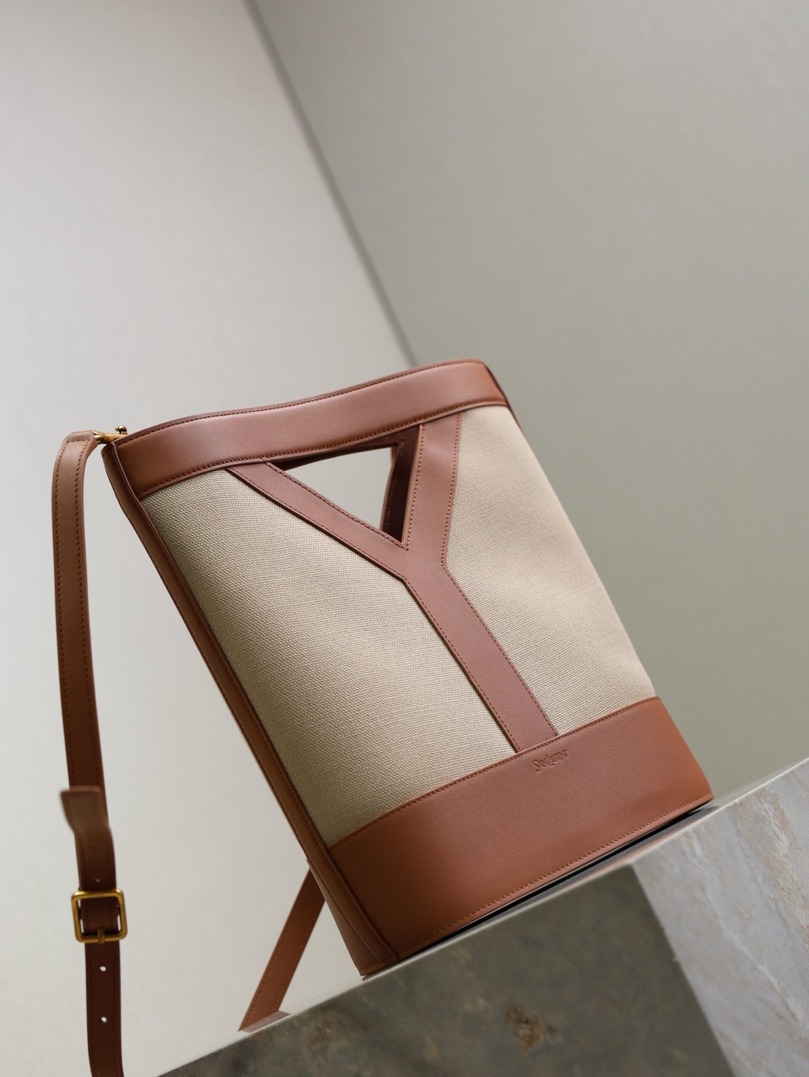 {Style No: 93P5KA6K} YSL 25S Y SMALL BUCKET 29 IN DESERT DUST AND BRICK CANVAS GOLD HARDWRE - Image 7