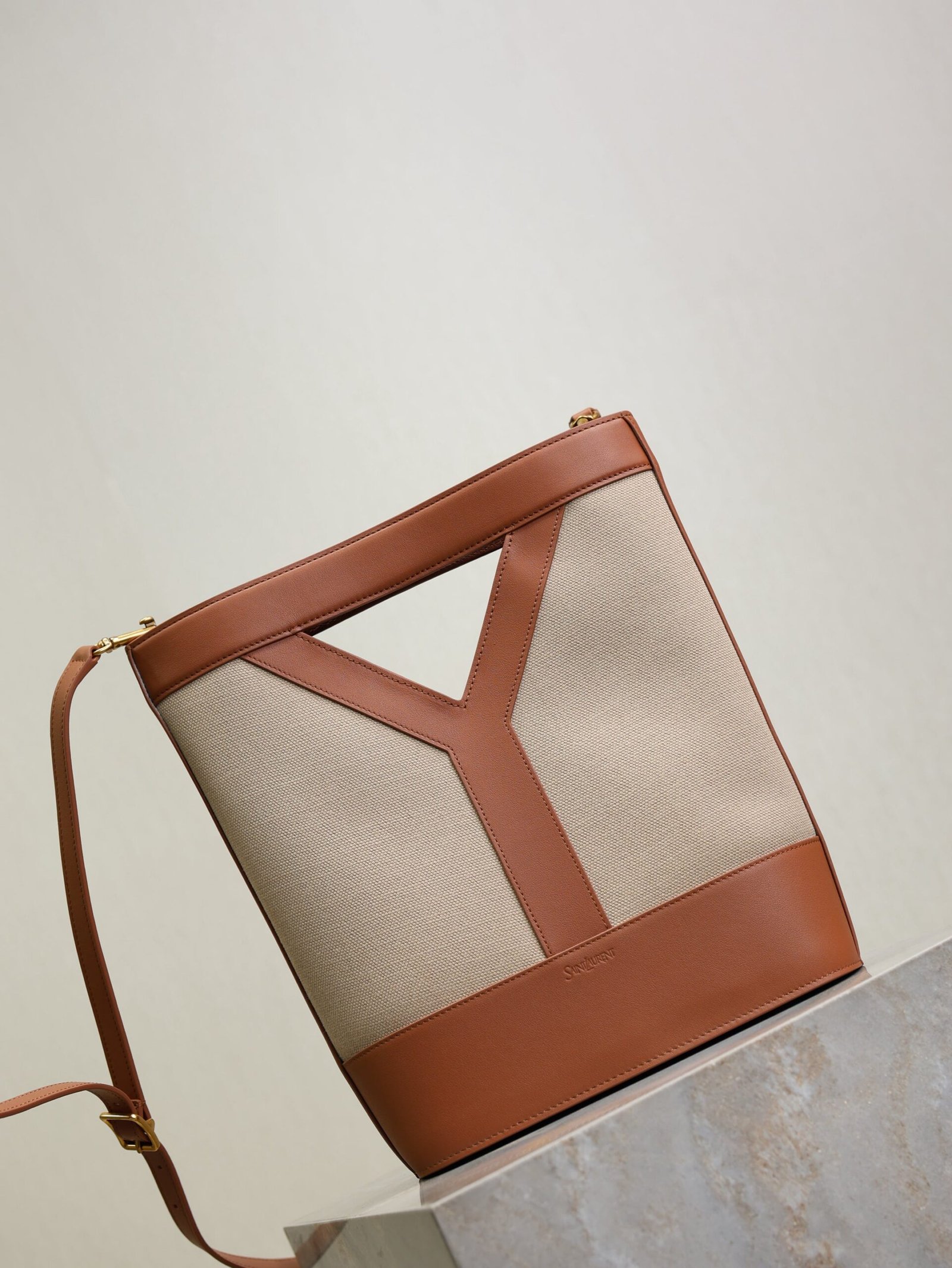 {Style No: 93P5KA6K} YSL 25S Y SMALL BUCKET 29 IN DESERT DUST AND BRICK CANVAS GOLD HARDWRE - Image 8