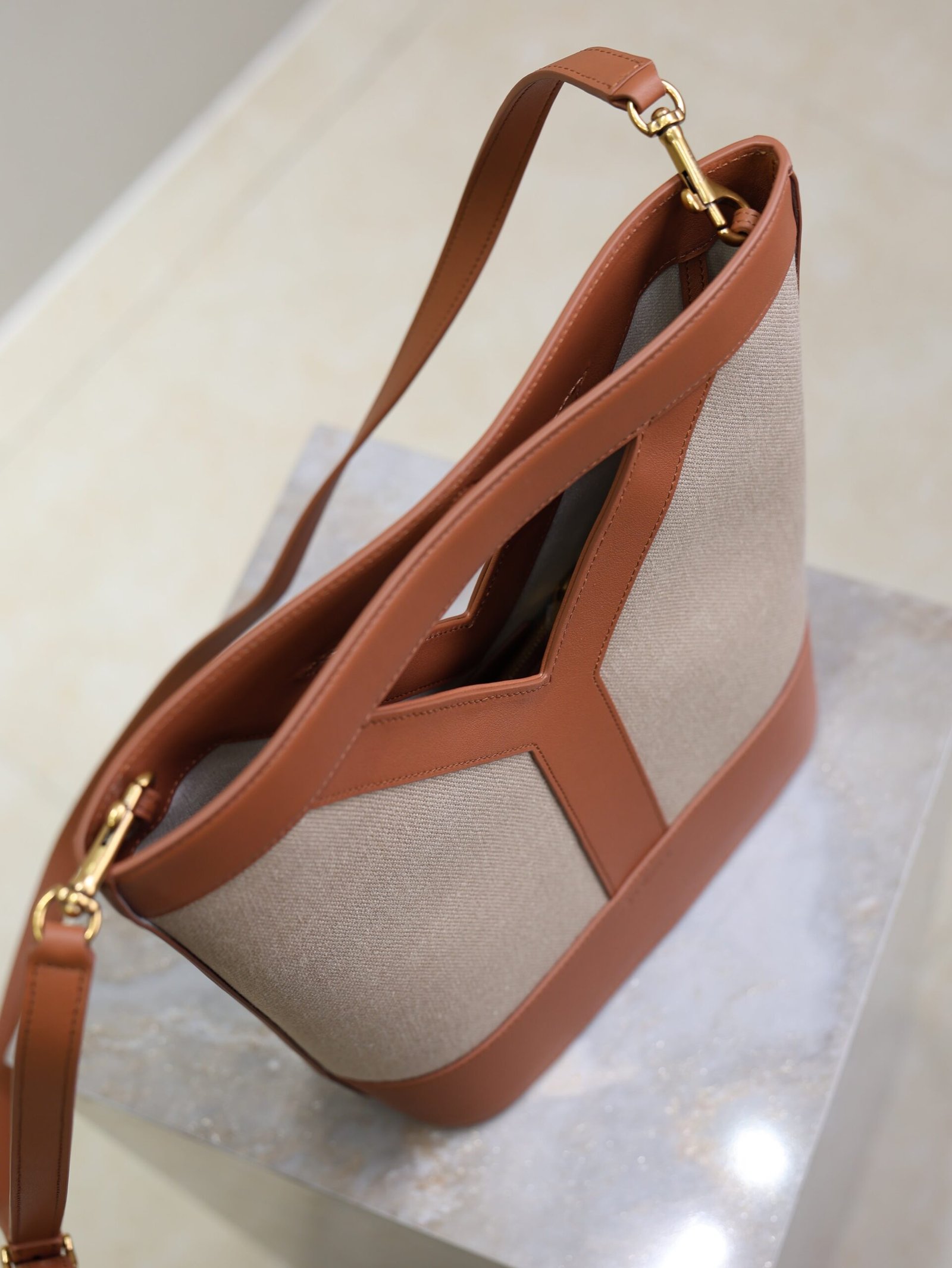 {Style No: 93P5KA6K} YSL 25S Y SMALL BUCKET 29 IN DESERT DUST AND BRICK CANVAS GOLD HARDWRE - Image 5