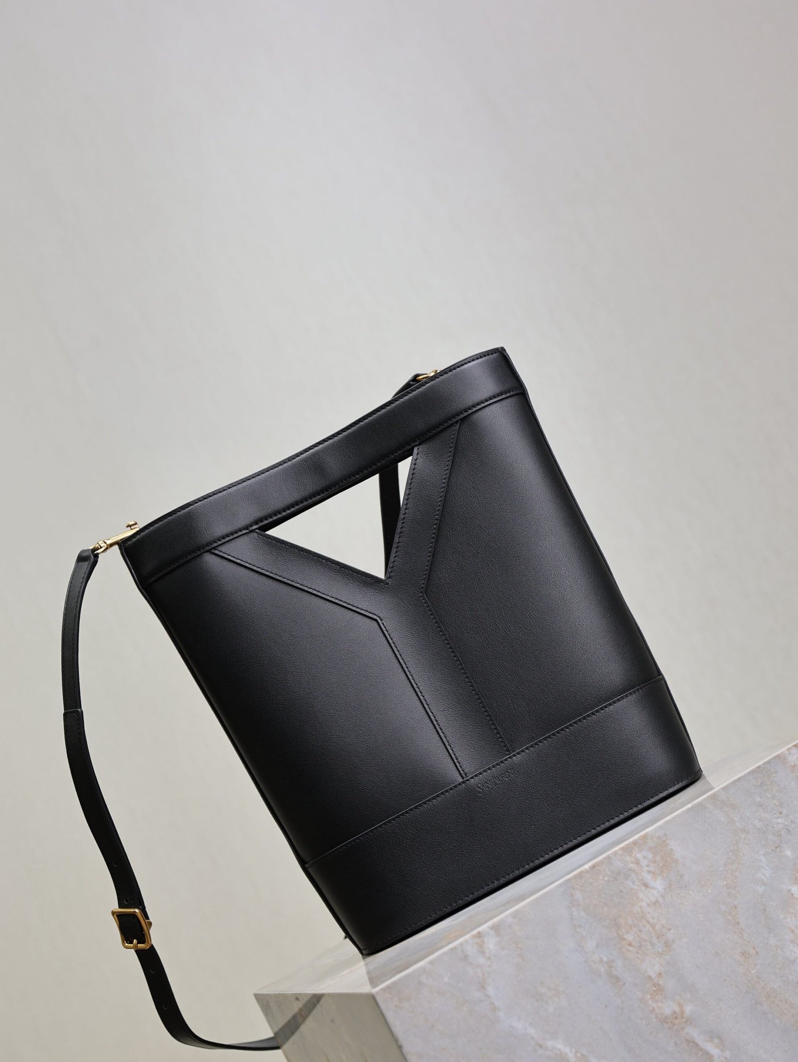 {Style No: YLHLL54L} YSL 25S Y SMALL BUCKET 29 IN BLACK CALFSKIN GOLD HARDWRE - Image 6