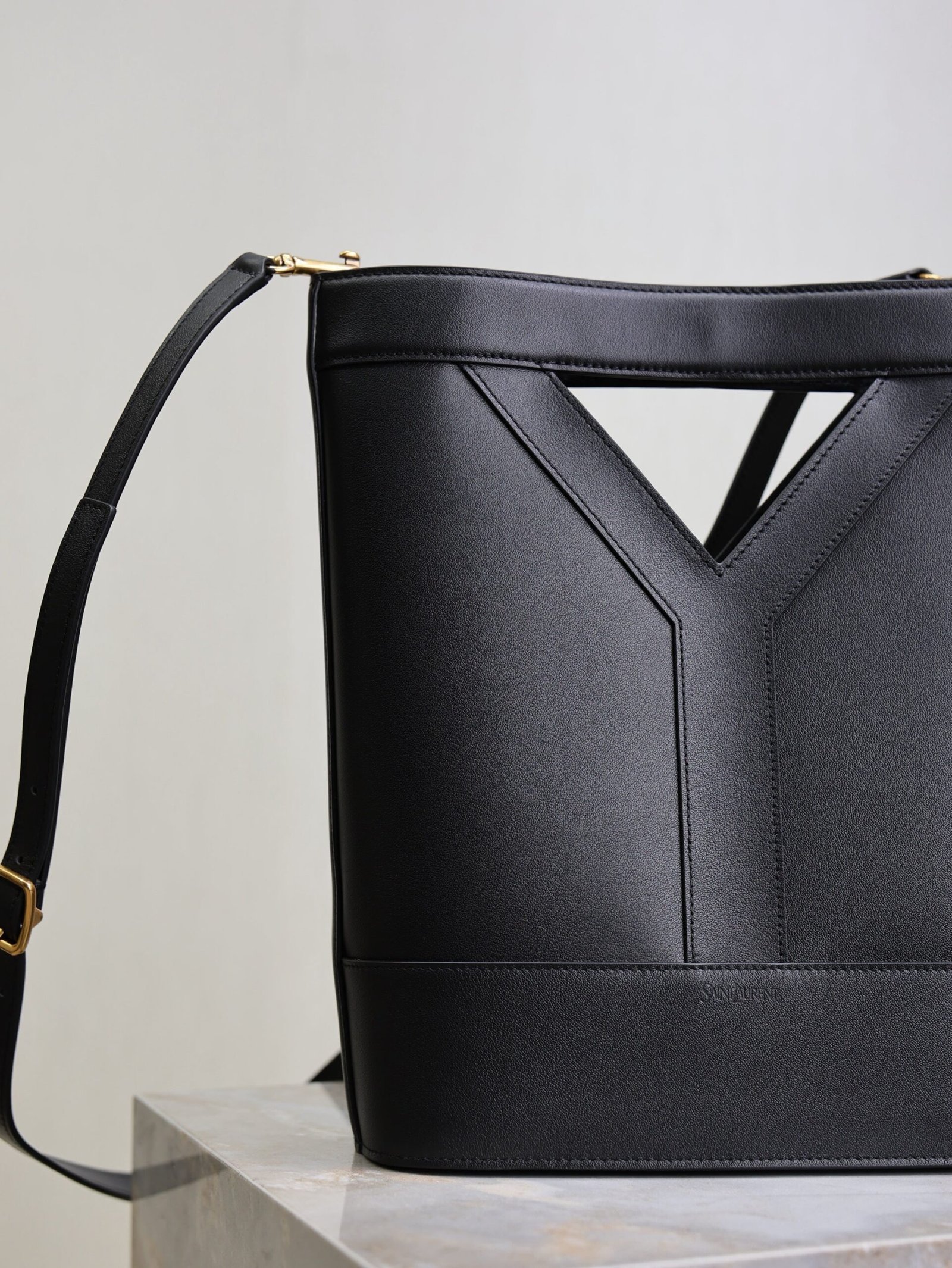 {Style No: 4WGCLBQ4} YSL 25S Y SMALL BUCKET 29 IN BLACK CALFSKIN GOLD HARDWARE - Image 2