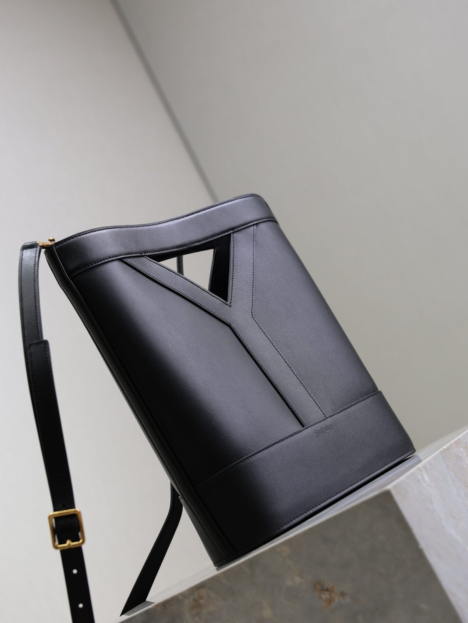 {Style No: YLHLL54L} YSL 25S Y SMALL BUCKET 29 IN BLACK CALFSKIN GOLD HARDWRE - Image 7