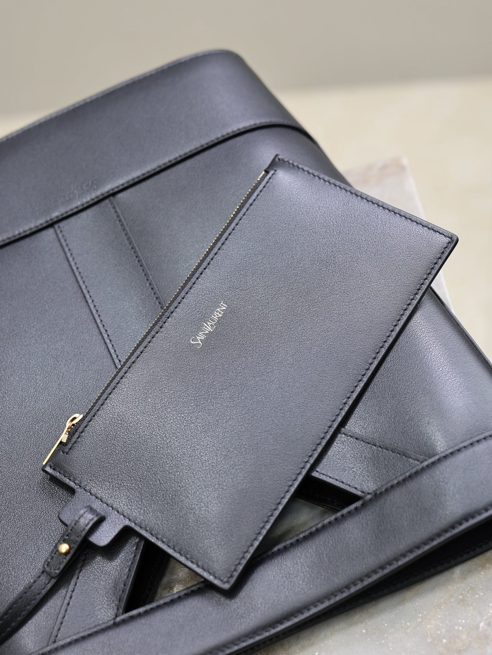 {Style No: YLHLL54L} YSL 25S Y SMALL BUCKET 29 IN BLACK CALFSKIN GOLD HARDWRE - Image 3