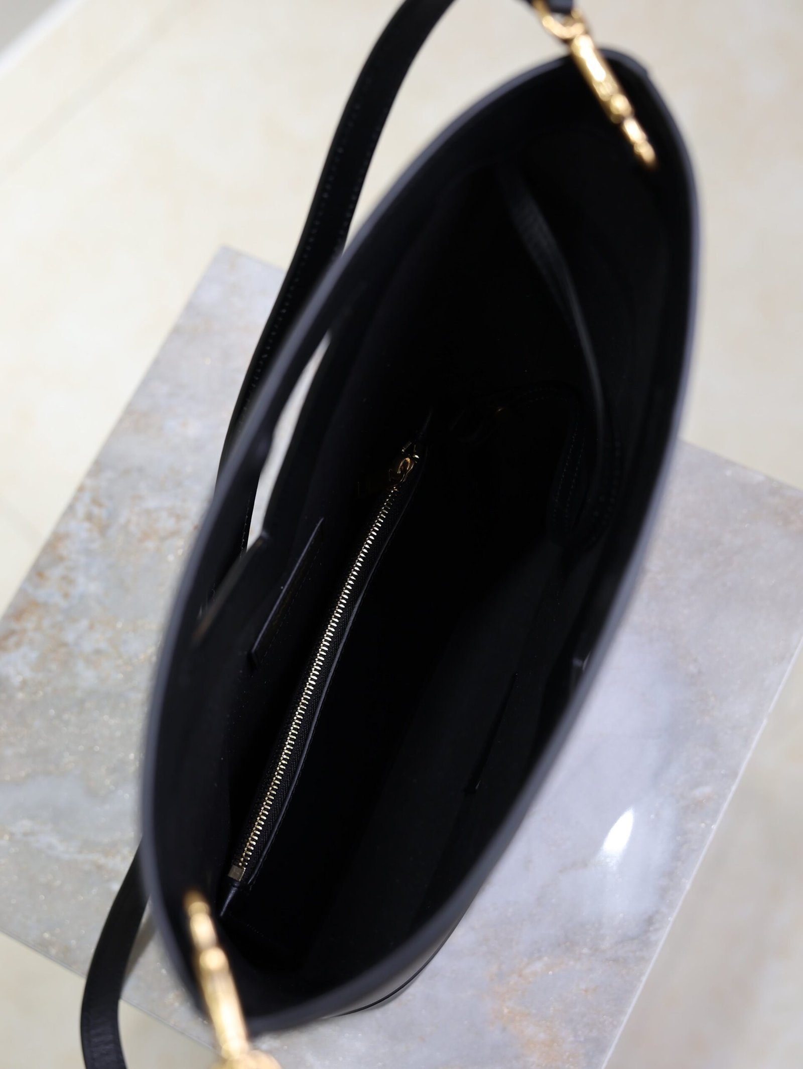 {Style No: YLHLL54L} YSL 25S Y SMALL BUCKET 29 IN BLACK CALFSKIN GOLD HARDWRE - Image 8
