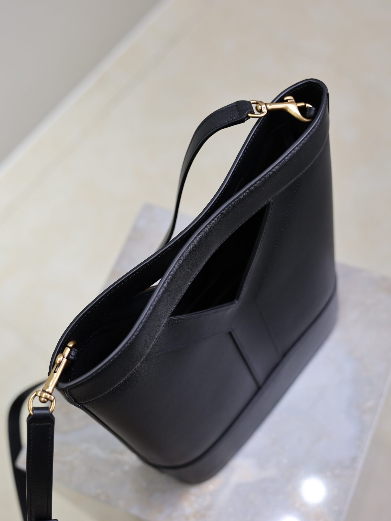 {Style No: YLHLL54L} YSL 25S Y SMALL BUCKET 29 IN BLACK CALFSKIN GOLD HARDWRE - Image 5