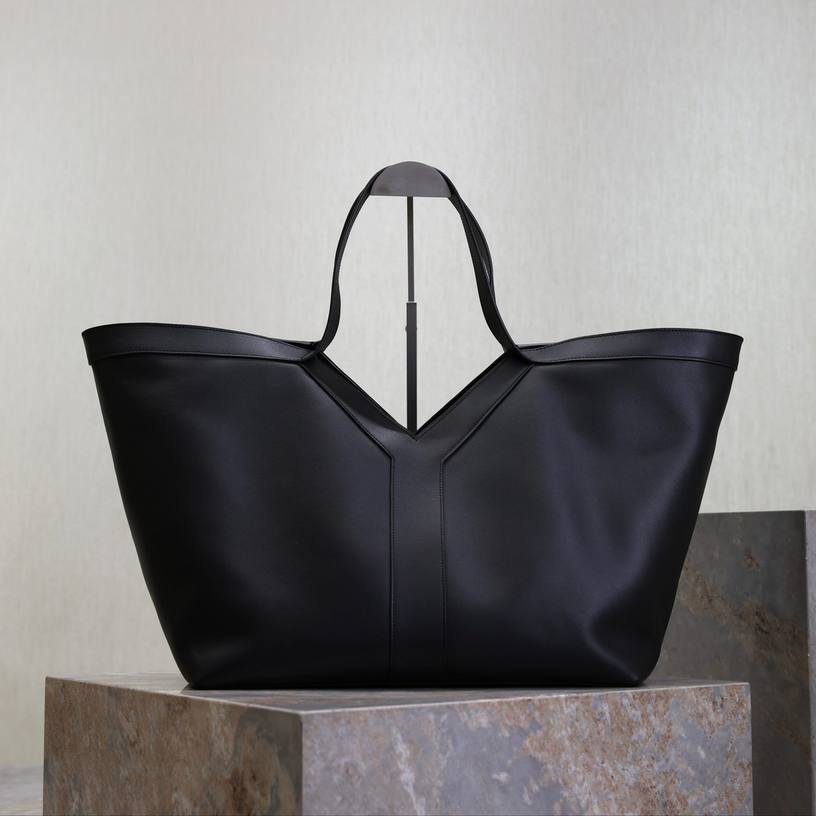 {Style No: 3FTR817G} YSL 25S Y TOTE 50 IN BLACK CALFSKIN GOLD HARDWRE