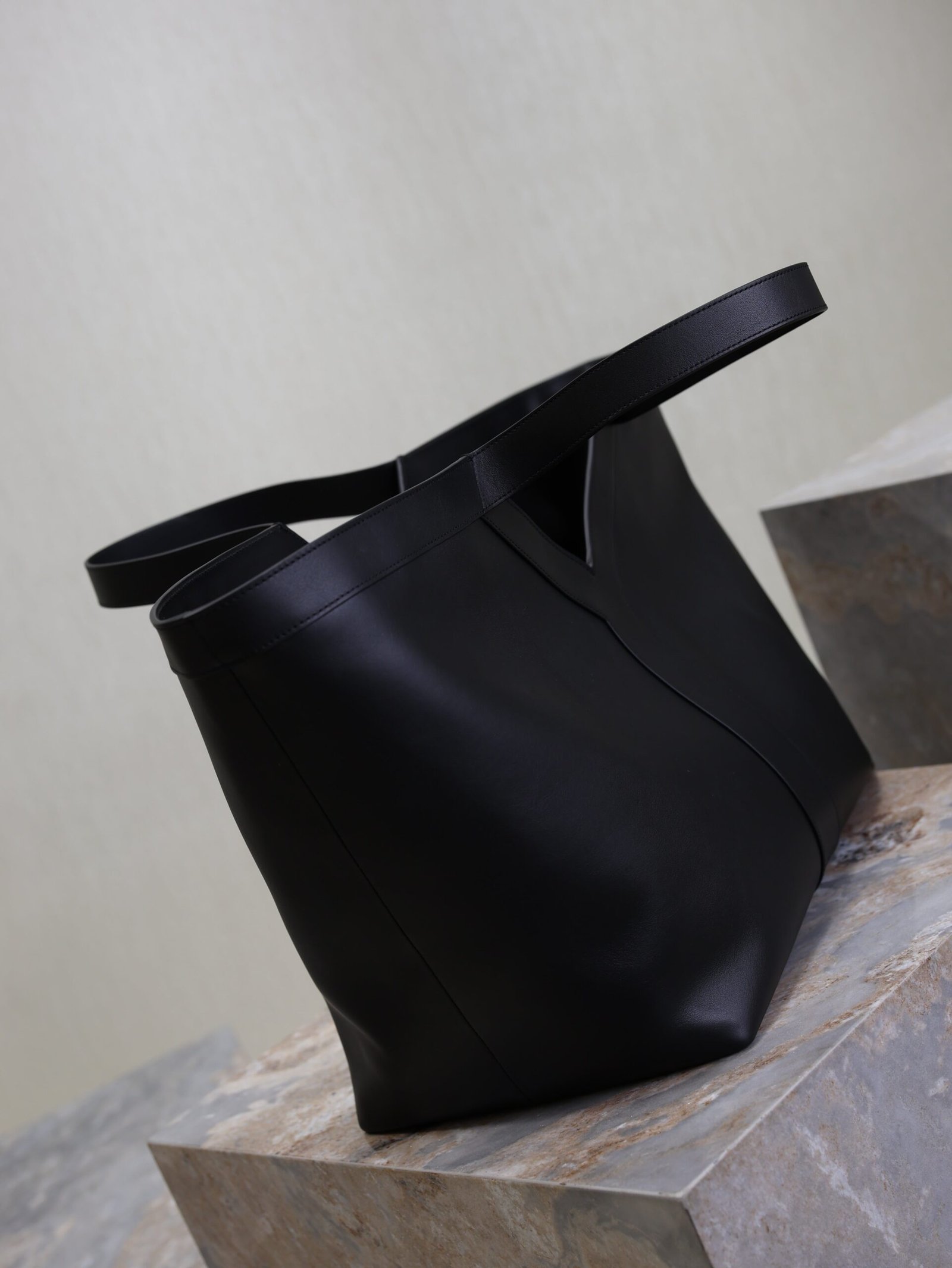 {Style No: 3NXZZ5TM} YSL 25S Y TOTE 50 IN BLACK CALFSKIN GOLD HARDWARE - Image 2